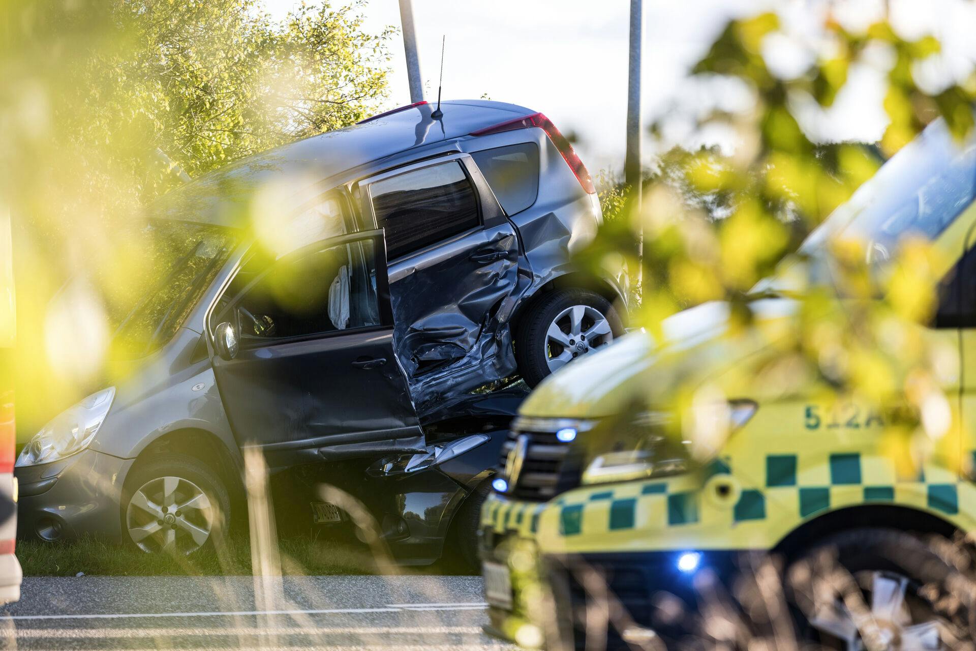 Færdselsuheldet er sket i krydset Vallensbæk Torve og Brøndbyvej i Vallensbæk. Ambulancer er også til stede.