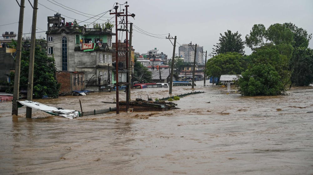 Bagmati-floden i Kathmandu er flere steder løbet over sine bredder.