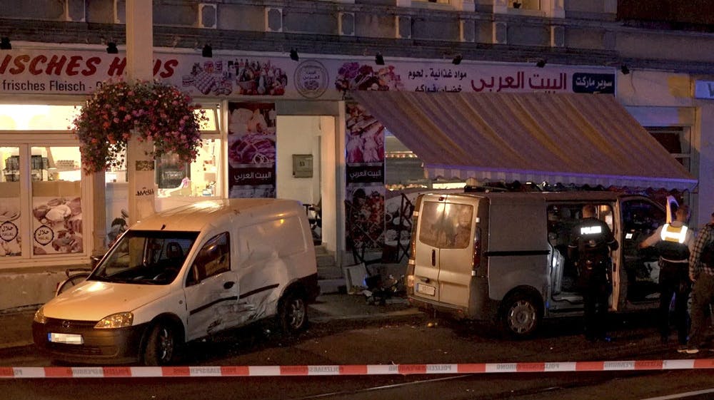 En 41-årig syrisk mand fra den tyske by Essen blev anholdt efter en hændelse, hvor en varevogn kørte ind i to butikker. Manden er også mistænkt i forbindelse med to brande, hvor 30 personer er kommet til skade.