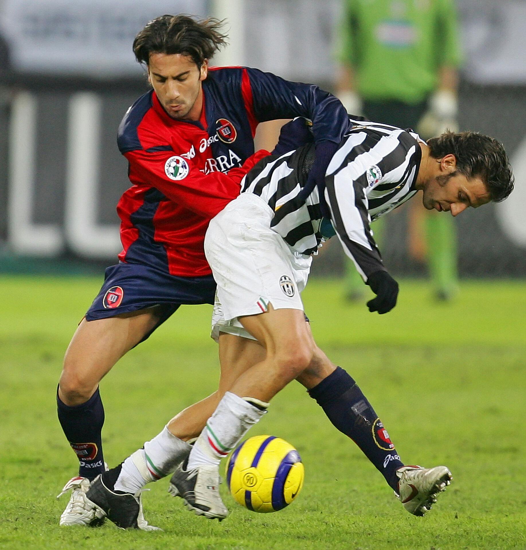 Andrea Capone, som her ses i duel med Juventus-legenden Del Piero i december 2005, er fundet død på et hotel i en alder af 43 år.