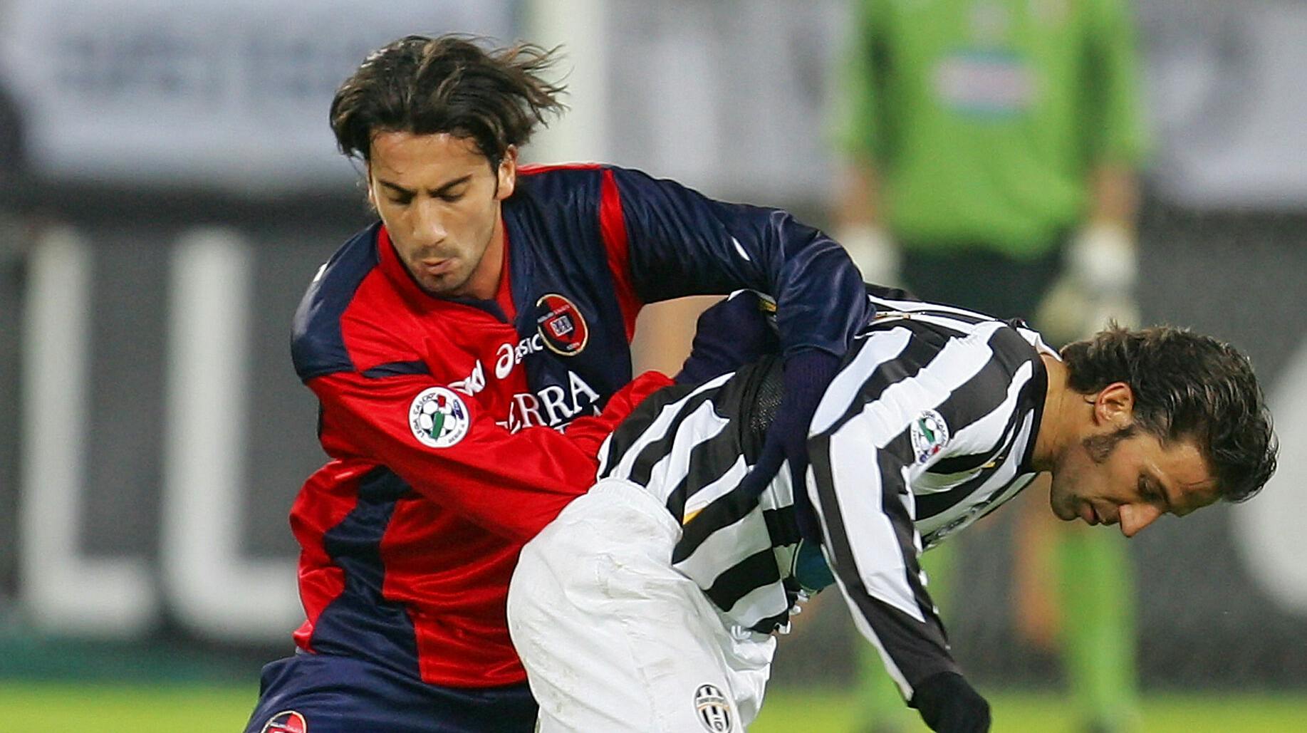 Andrea Capone, som her ses i duel med Juventus-legenden Del Piero i december 2005, er fundet død på et hotel i en alder af 43 år.