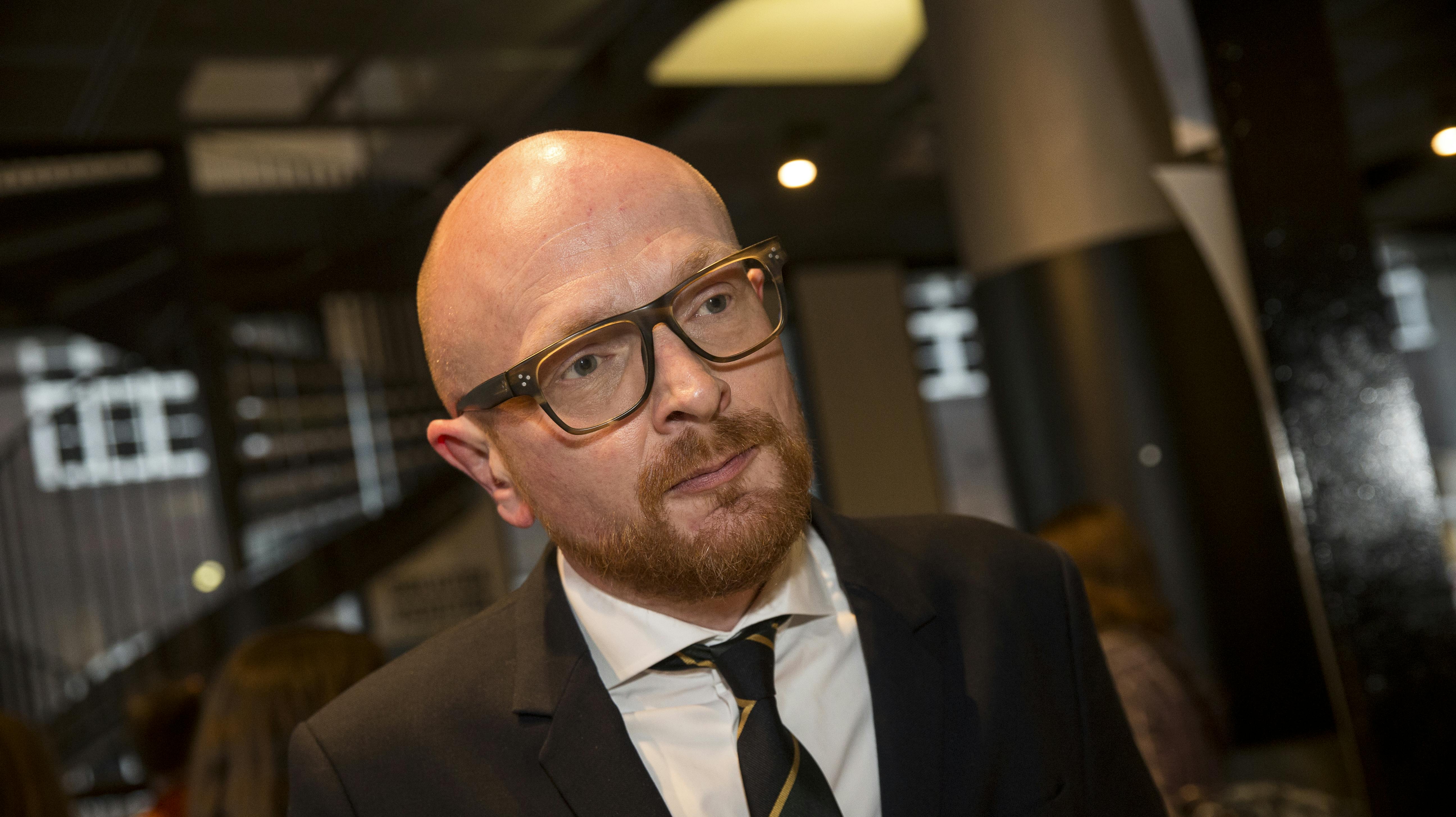 Mads Brügger er under hårde beskyldninger mandag. Flere tidligere ansatte på Brüggers medie Frihedsbrevet står i fagbladet Journalisten frem og fortæller om et åbenlyst dårligt arbejdsmiljø, hvor man ikke ville være uvenner med chefen.