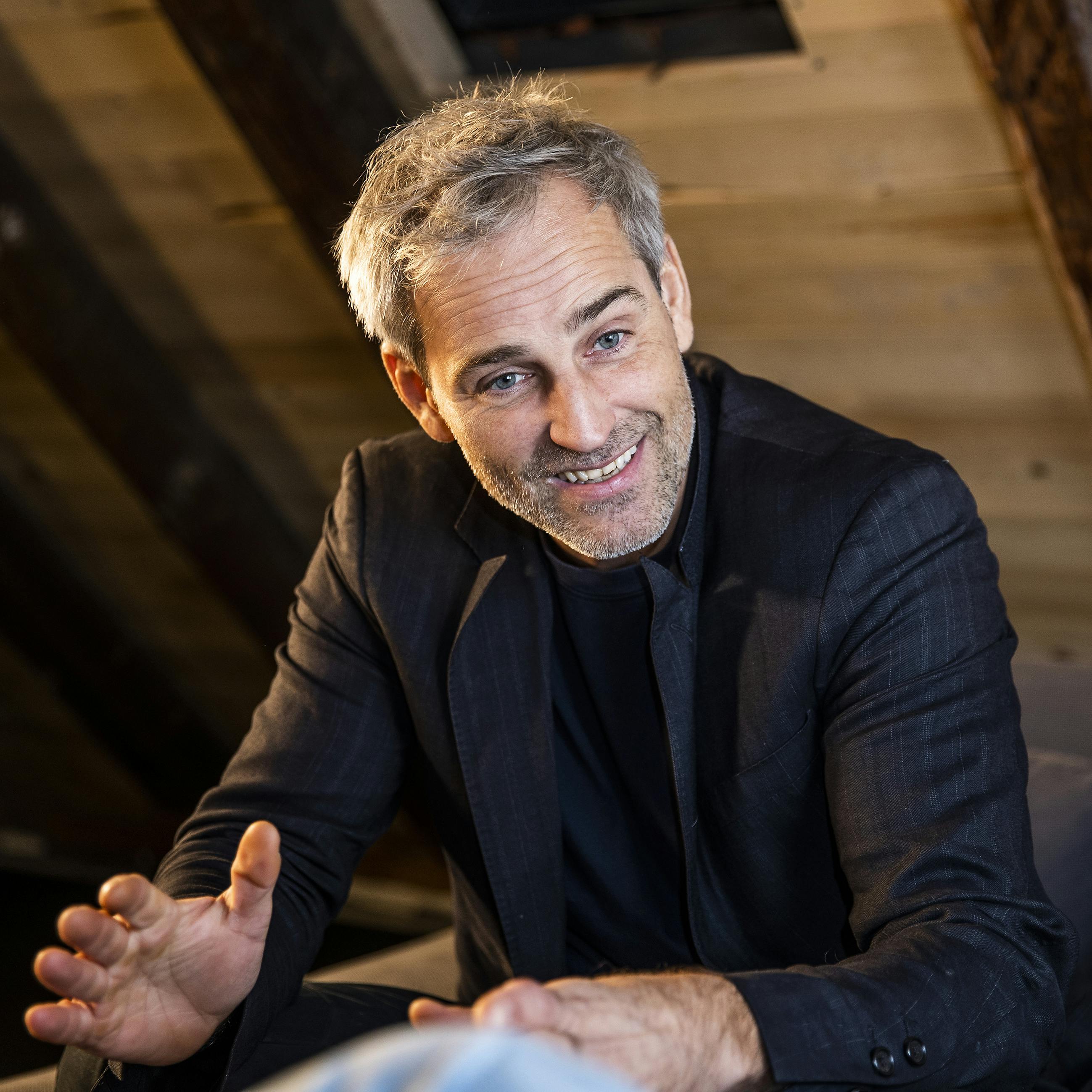 Oliver Bjerrehuus har været sammen med over hundrede kvinder og en enkelt mand.