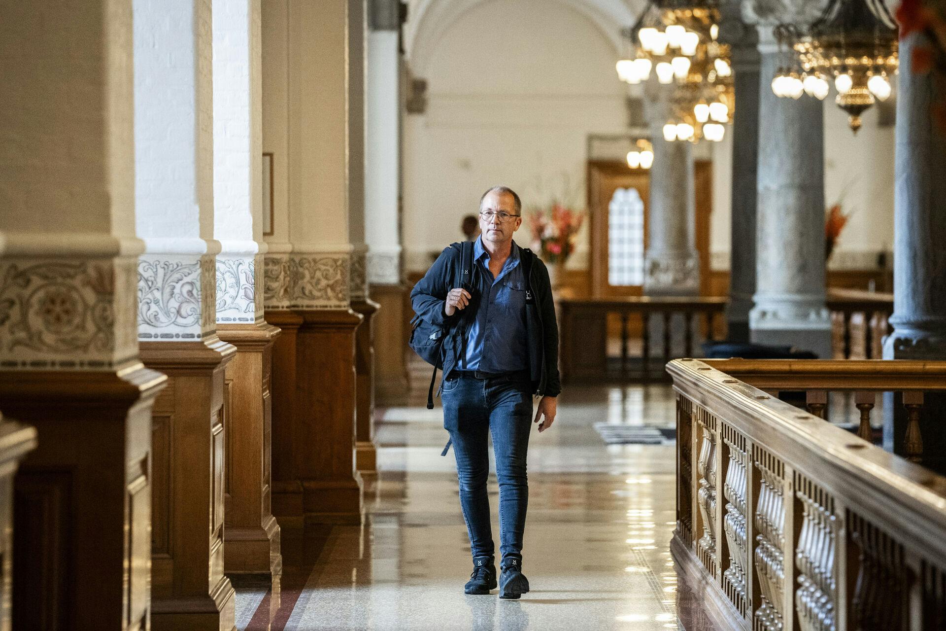 Peder Hvelplund er tilbage på Christiansborg, men det sker med den triste besked om, at lægerne ikke kan gøre mere for konen. Og at der er kort tid tilbage.