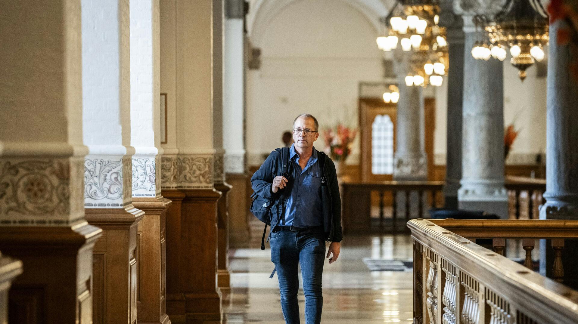 Peder Hvelplund er tilbage på Christiansborg, men det sker med den triste besked om, at lægerne ikke kan gøre mere for konen. Og at der er kort tid tilbage.
