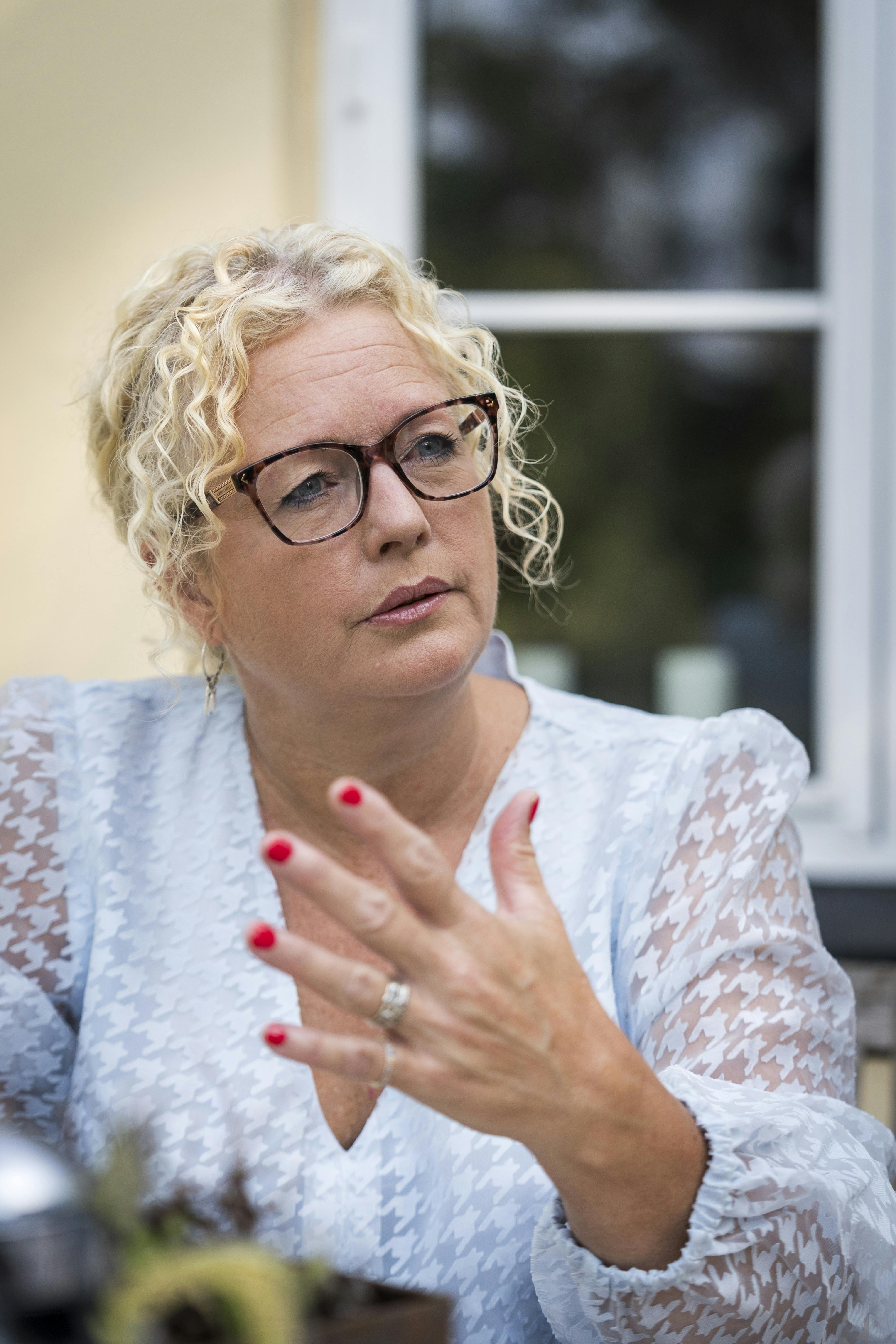 Helle Birkehøj er under optagelserne blevet kontaktet af en, hun kendte i sine "ungdomsdage", som først nu har turdet indrømme, at han havde et crush på hende dengang. Han har pænt fået lov at vente, til det på tv er afsløret, at Helle ikke ender sammen med nogen af sine bejlere i "Landmand søger kærlighed".