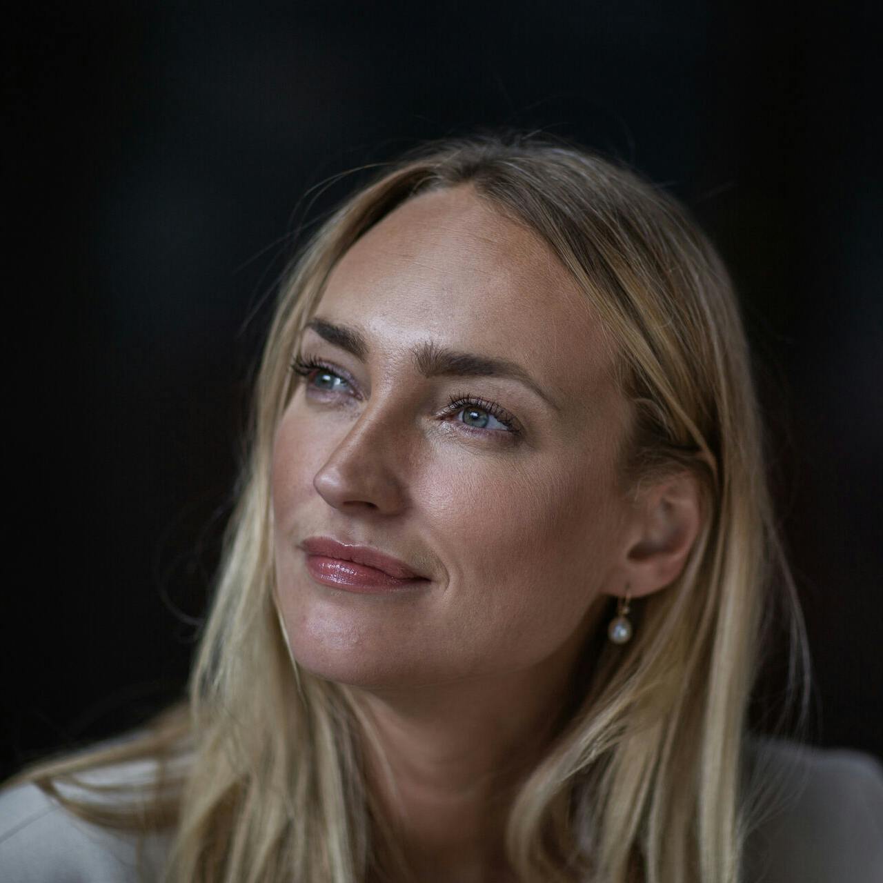 Forfatter Line Hoffmeyer fotograferet omkring BLOX i indre København mandag den 16. september 2024. Line Hoffmeyer udgiver en bog, der hedder "Så længe dit hjerte slår" og handler at være hjertesyg, få et nyt hjerte og så nu år senere at få besked om, at en kronisk afstødning muligvis snart går i gang. (Foto: Ditte Valente/Scanpix 2024)
