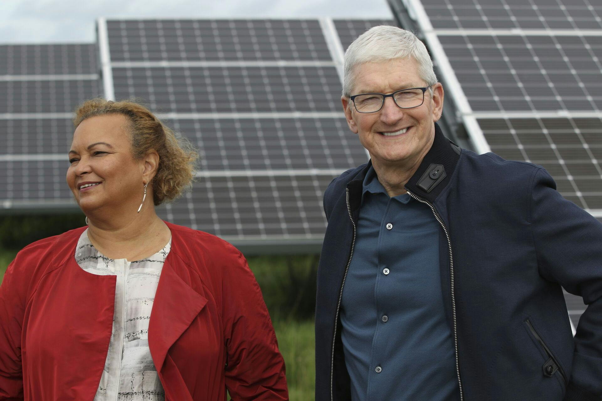 Apples topchef Tim Cook og techgigantens chef for bæredygtighed, Lisa Jackson, har været i Danmark for at gøre reklame for firmaets energiforbrug - eller mangel på samme. Men danske regler spænder nu ben for, at regnestykket går op, som det ellers var planen.