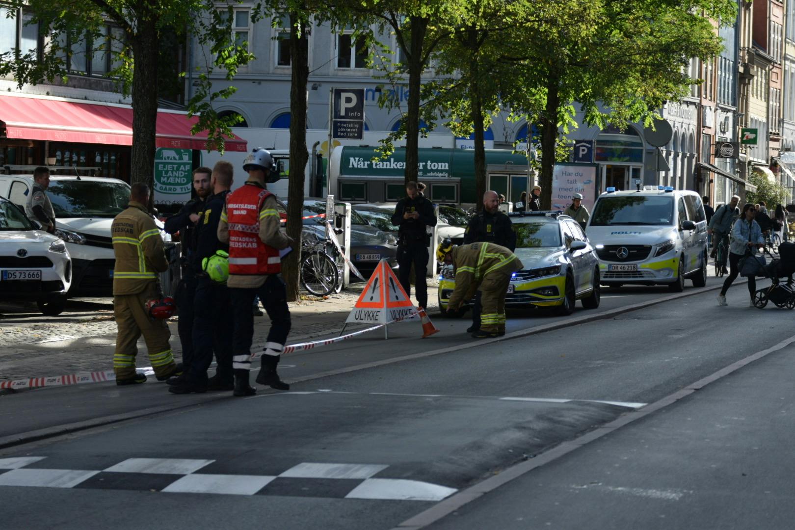 Politi og beredskab er mandag morgen rykket ud til Gothersgade i det centrale København.