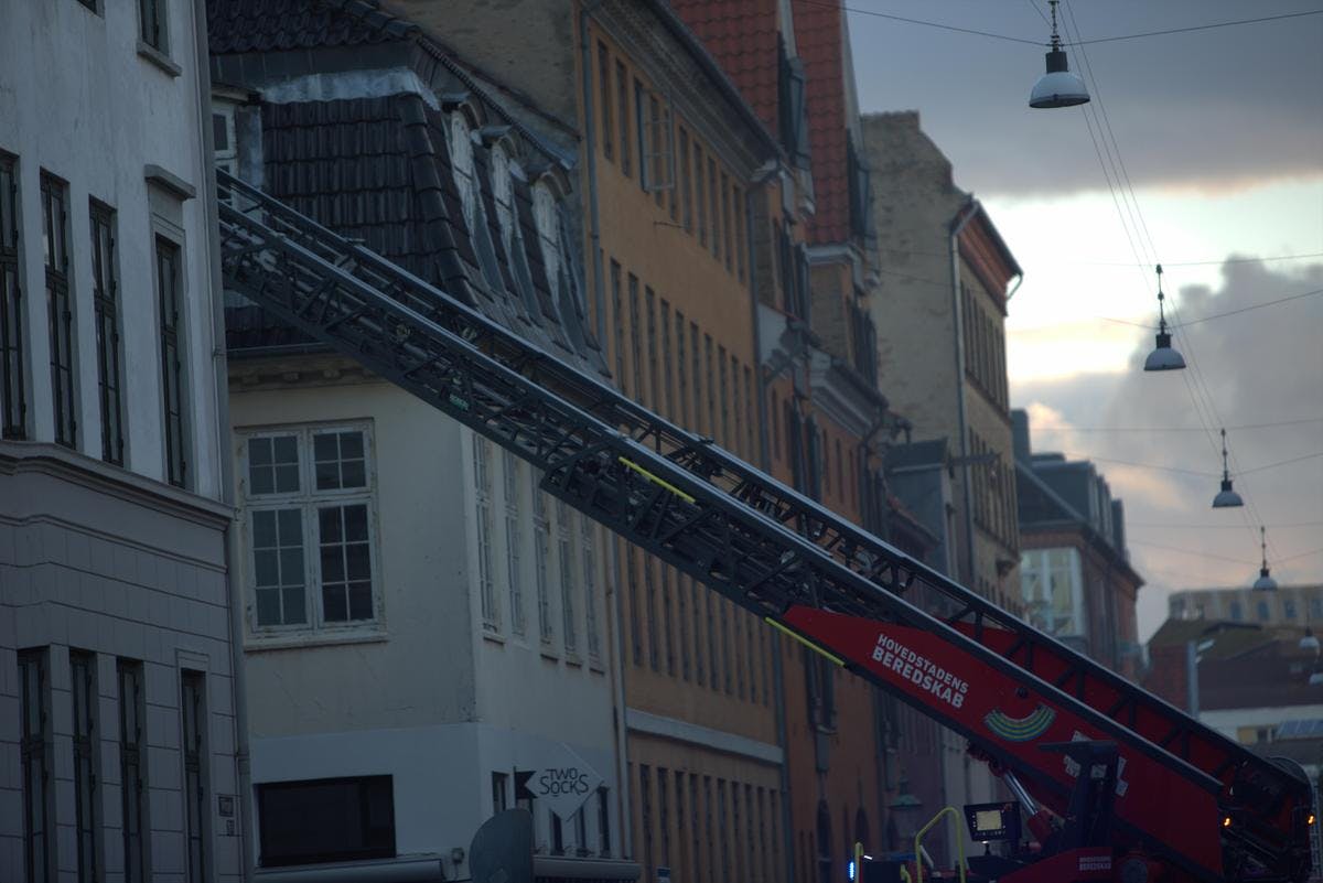 Der blev sat en stigevogn ind under forsøget på at bekæmpe branden.