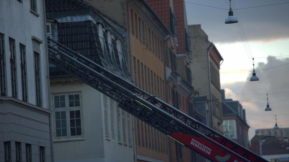 Der blev sat en stigevogn ind under forsøget på at bekæmpe branden.