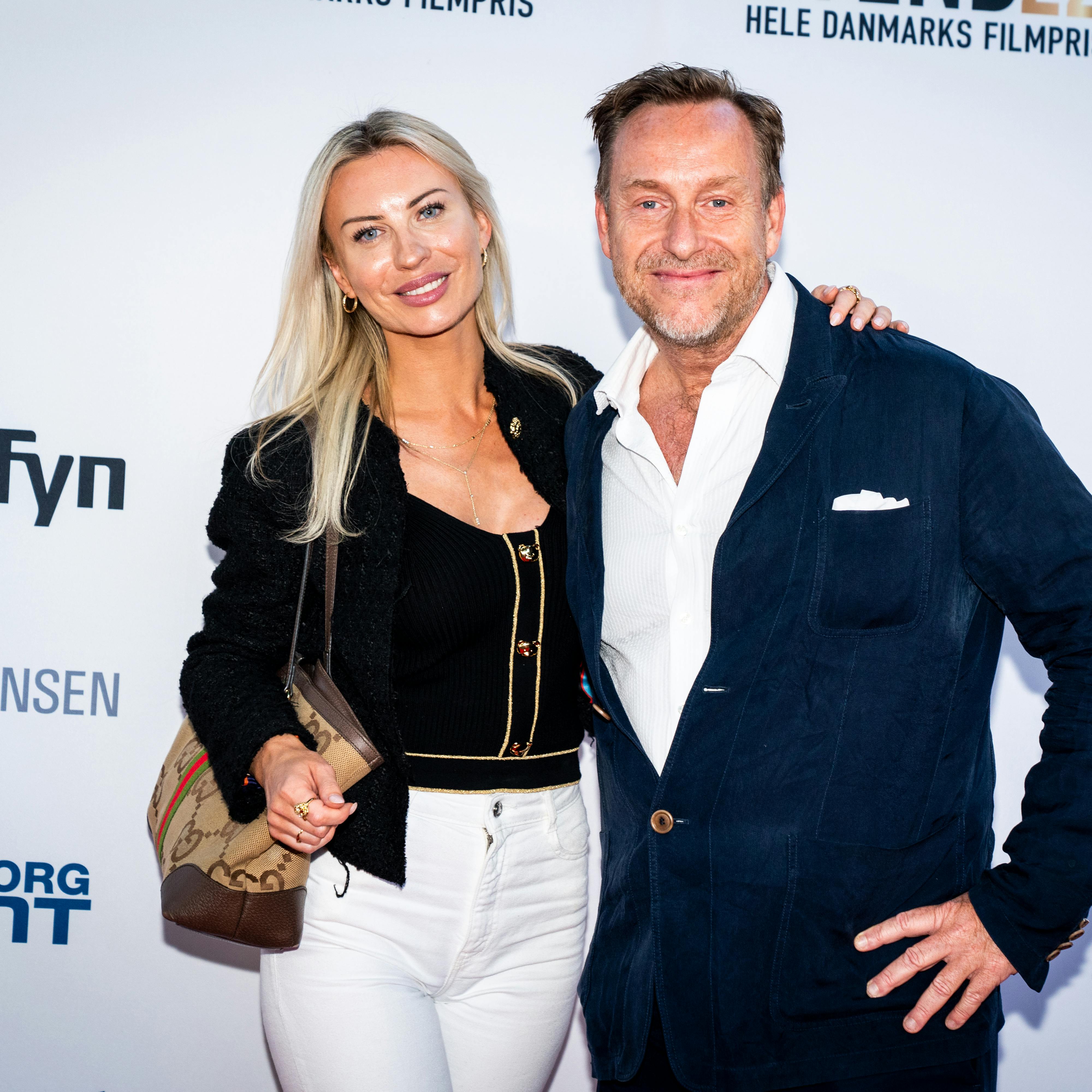 Katherine Diez og Adam Price ankommer på den røde løber
