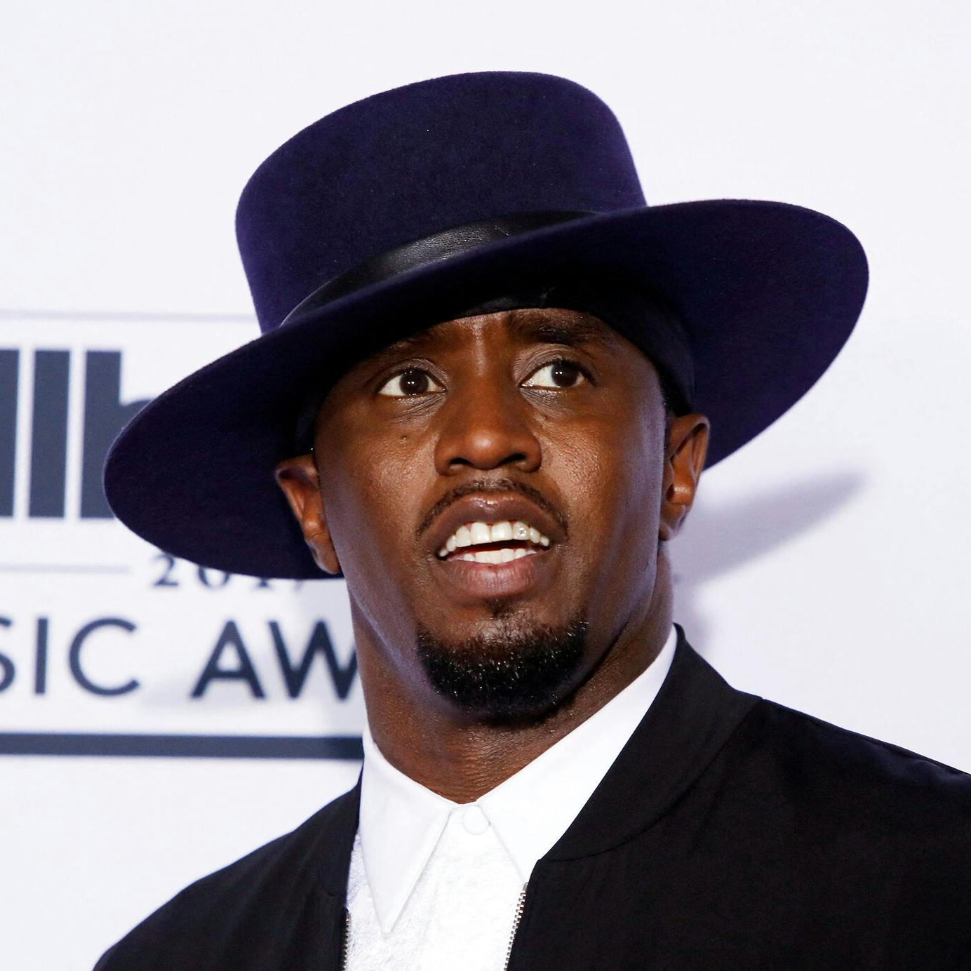 Flere end 100 personer sagsøger Sean "Diddy" Combs for seksuelle overgreb. Det skriver det franske nyhedsbureau AFP.