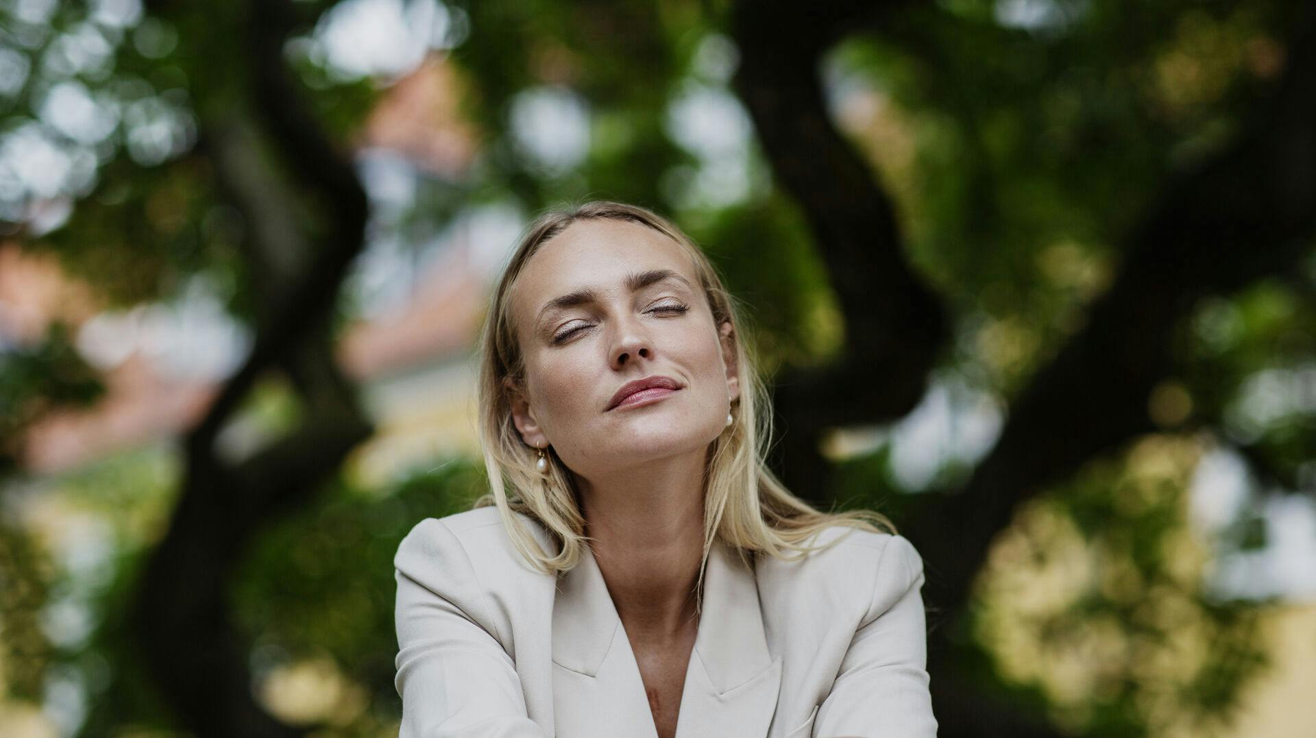 Line Hoffmeyer er aktuel med den nye bog "Så længe dit hjerte slår", der handler at være hjertesyg, få et nyt hjerte og så nu år senere at få besked om, at en kronisk afstødning muligvis snart går i gang.