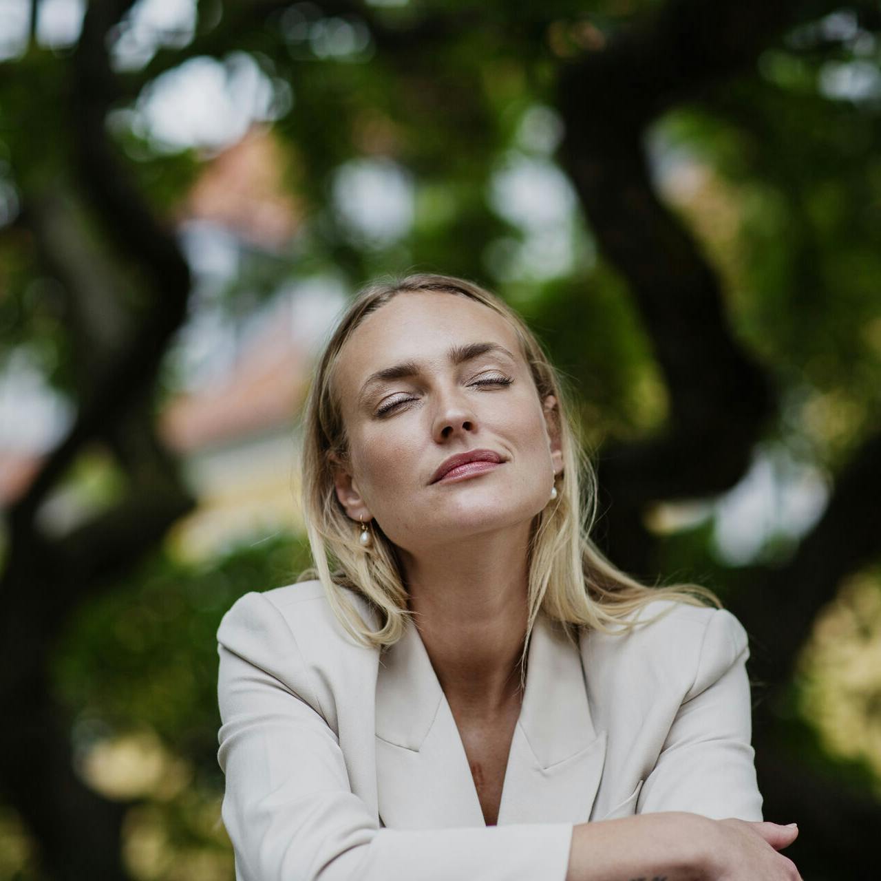 Line Hoffmeyer er aktuel med den nye bog "Så længe dit hjerte slår", der handler at være hjertesyg, få et nyt hjerte og så nu år senere at få besked om, at en kronisk afstødning muligvis snart går i gang.