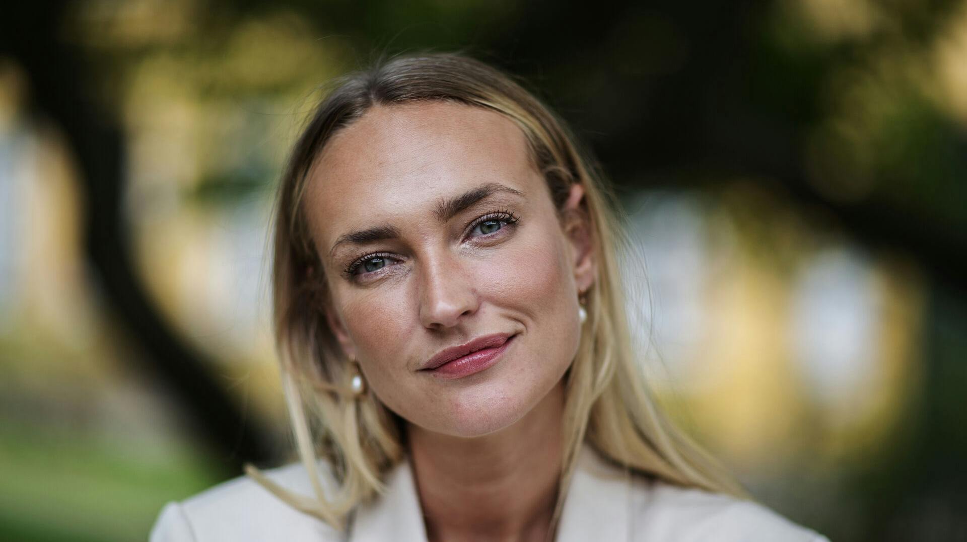 Line Hoffmeyer er aktuel med den nye bog "Så længe dit hjerte slår", der handler at være hjertesyg, få et nyt hjerte og så nu år senere at få besked om, at en kronisk afstødning muligvis snart går i gang.