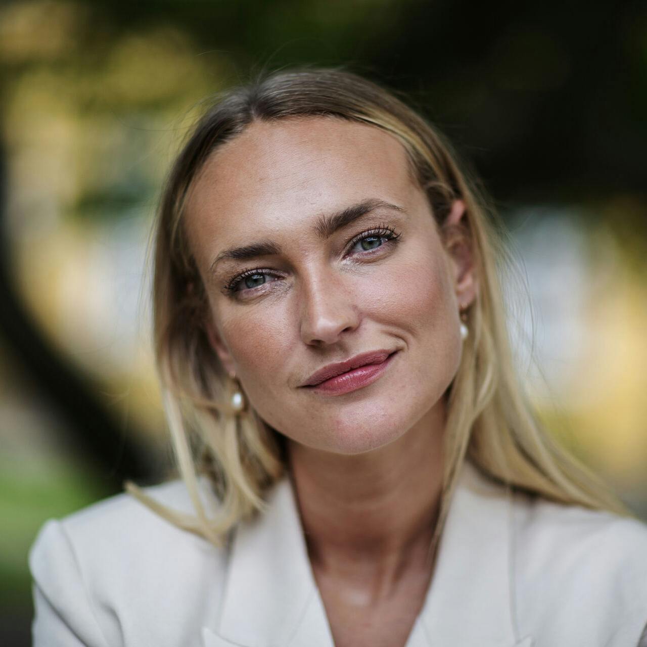 Line Hoffmeyer er aktuel med den nye bog "Så længe dit hjerte slår", der handler at være hjertesyg, få et nyt hjerte og så nu år senere at få besked om, at en kronisk afstødning muligvis snart går i gang.