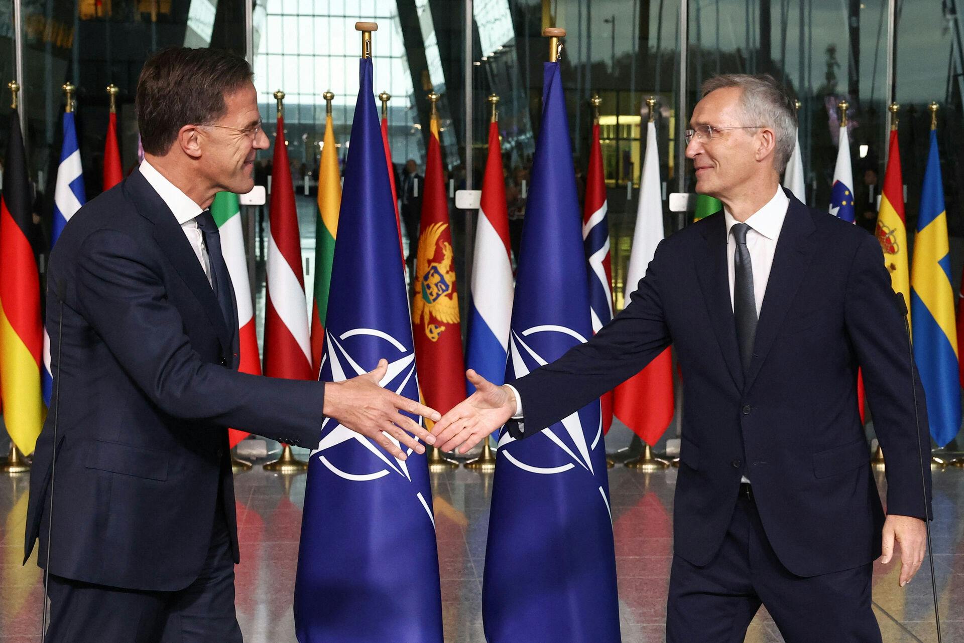 Mark Rutte (t.v.) og Jens Stoltenberg overdrager her formelt magten.