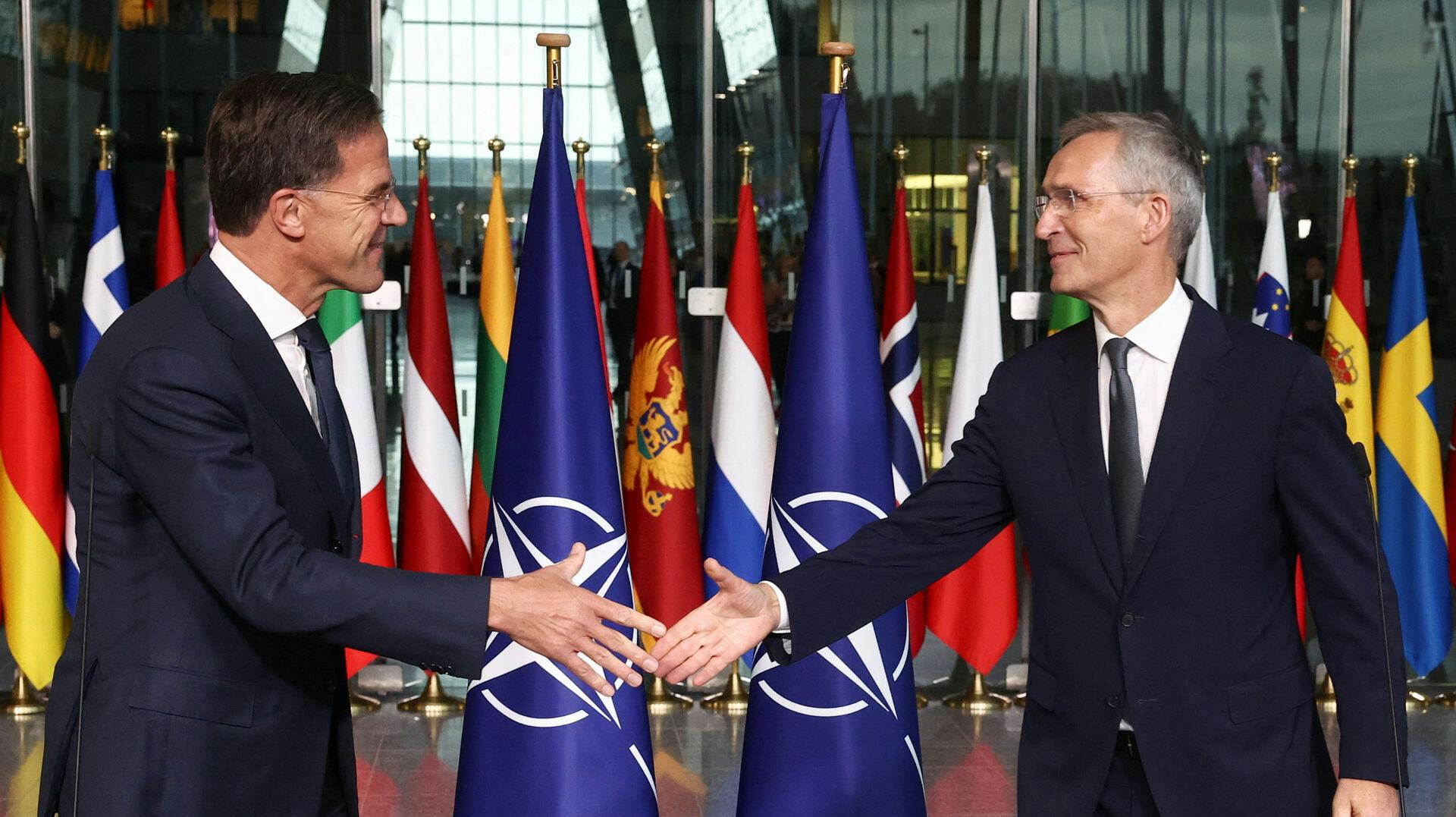 Mark Rutte (t.v.) og Jens Stoltenberg overdrager her formelt magten.