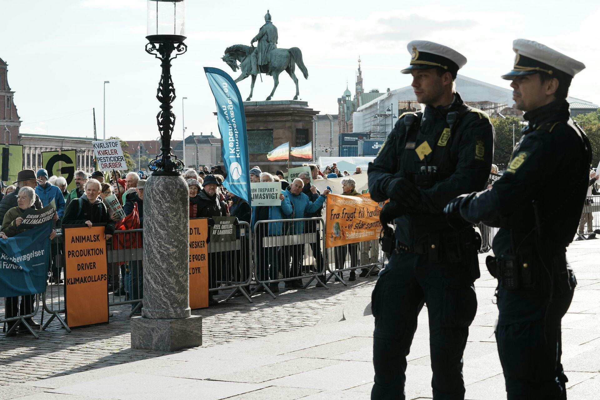 Der er flere betjente foran Folketinget tirsdag morgen. 