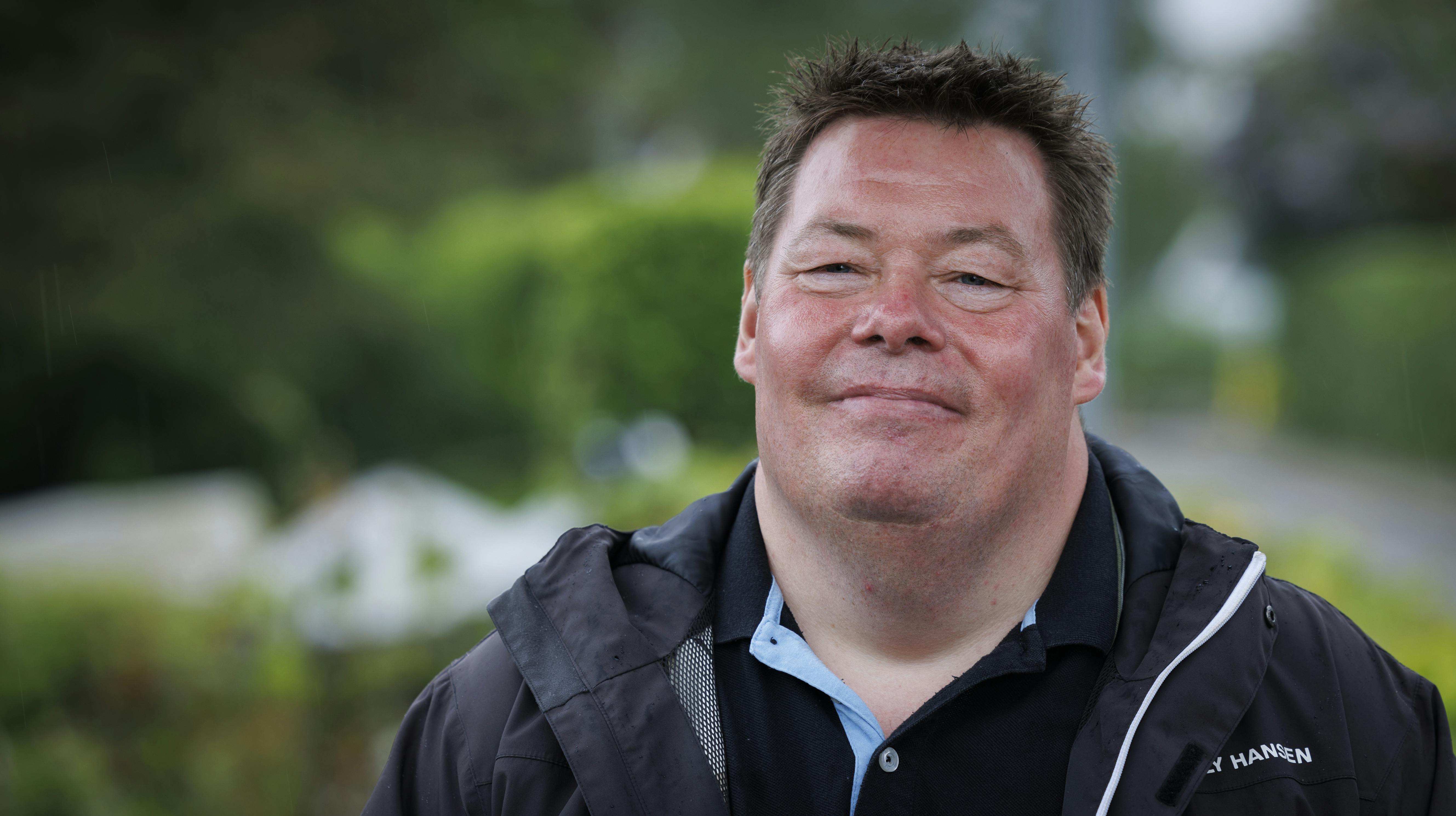 Henrik Larsen og hans to meddeltagere spejder langt efter mange skrottede optagelser i "Landmand søger kærlighed".