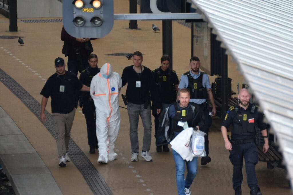 Politiet lukker flere spor på Københavns Hovedbanegård.