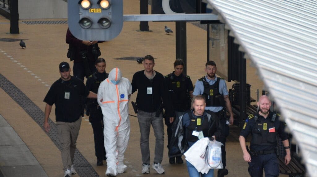 Politiet lukker flere spor på Københavns Hovedbanegård.