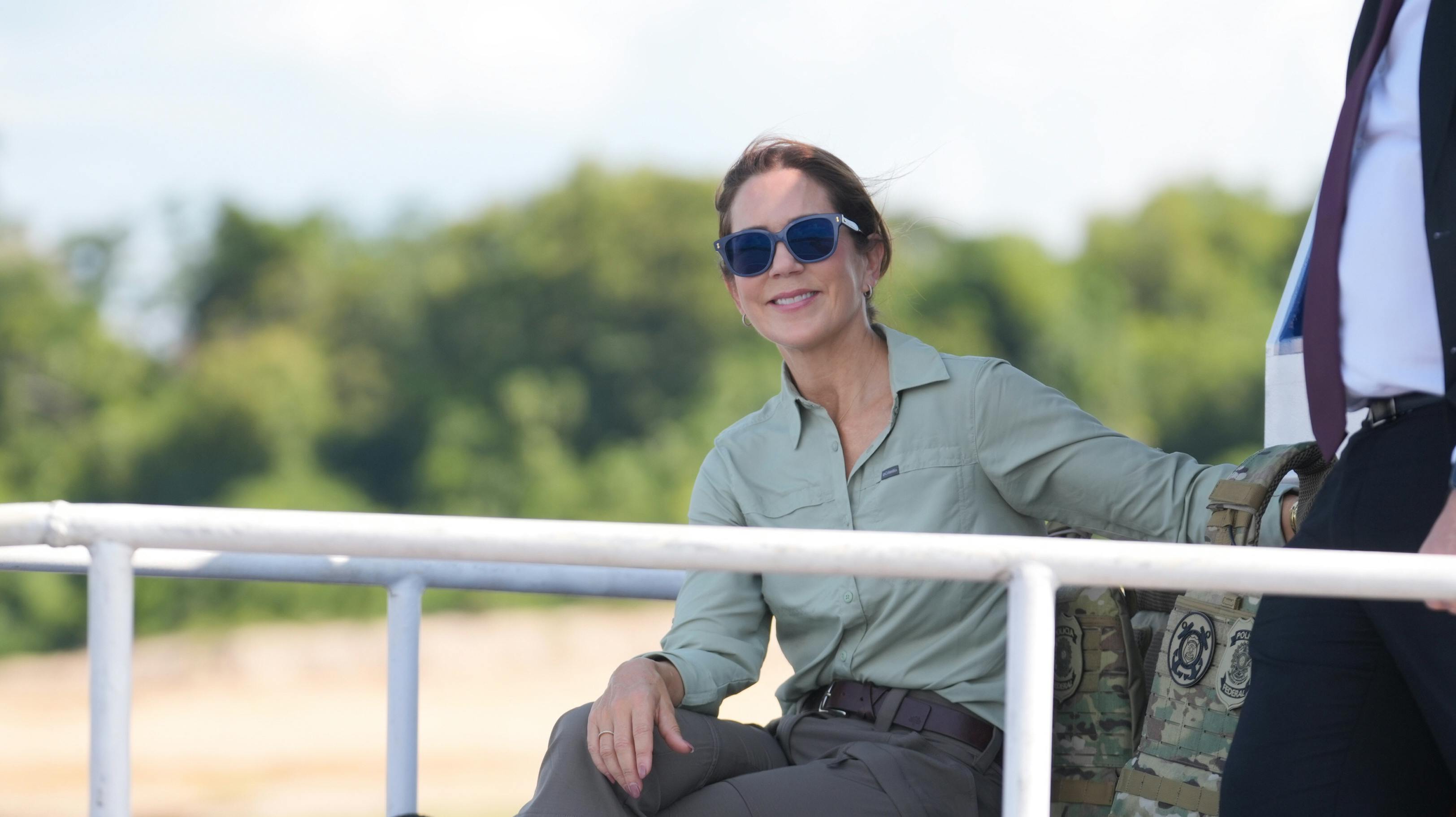 Dronning Mary smiler bredt, mens båden suser henover Amazonfloden.