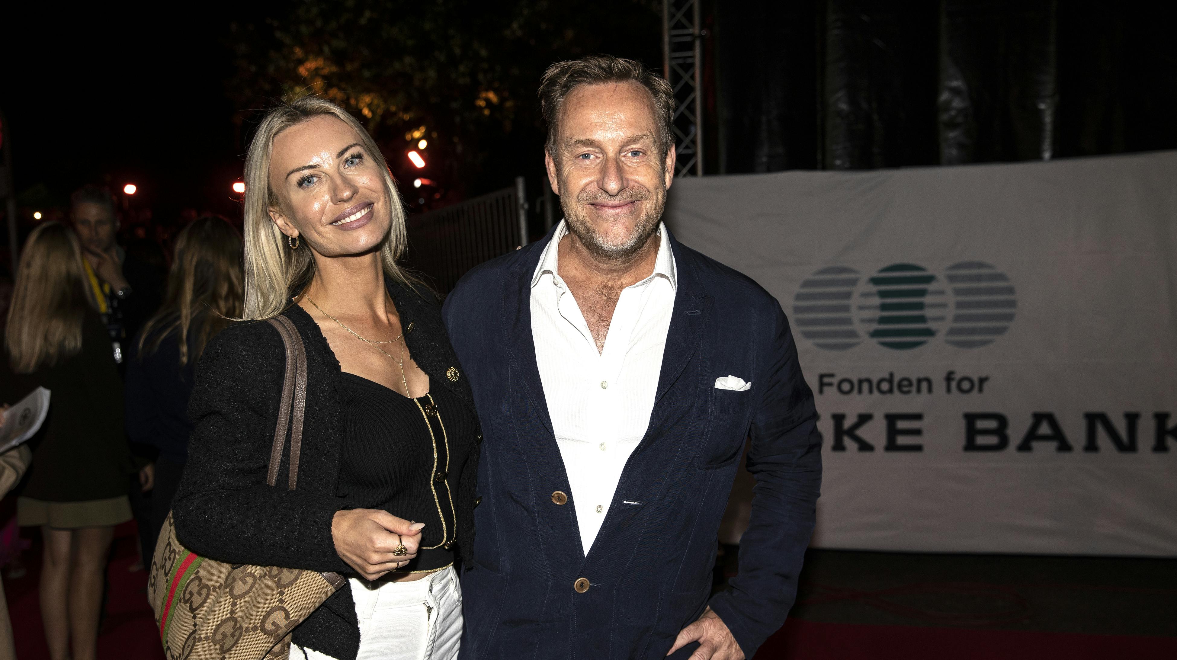 Tidligere dukkede Katherine Diez og Adam Price op til arrangementer sammen arm i arm - nu er der iskold luft blandt de to.