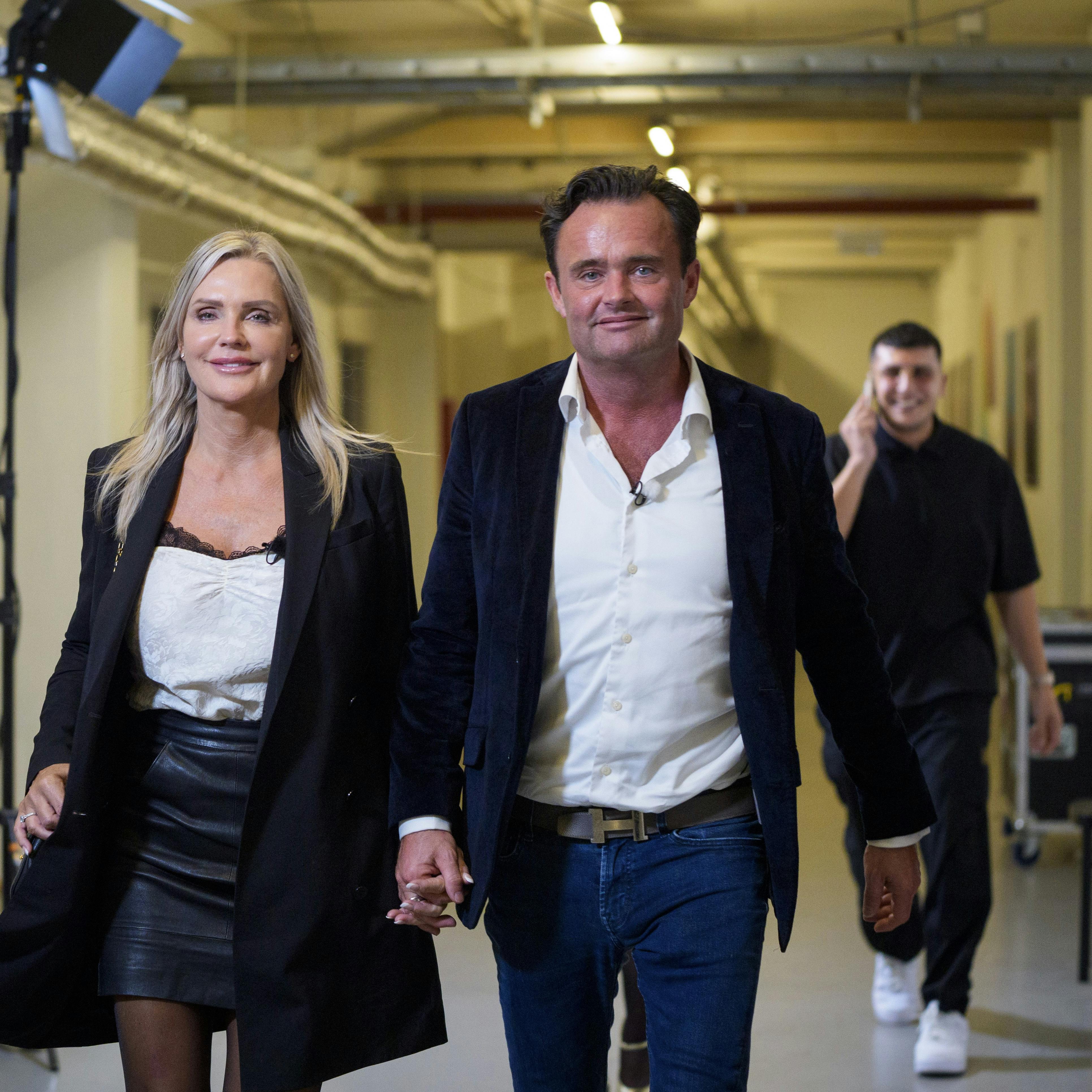 Janni Ree og Jeppe Stokholm svæver på en lyserød sky.