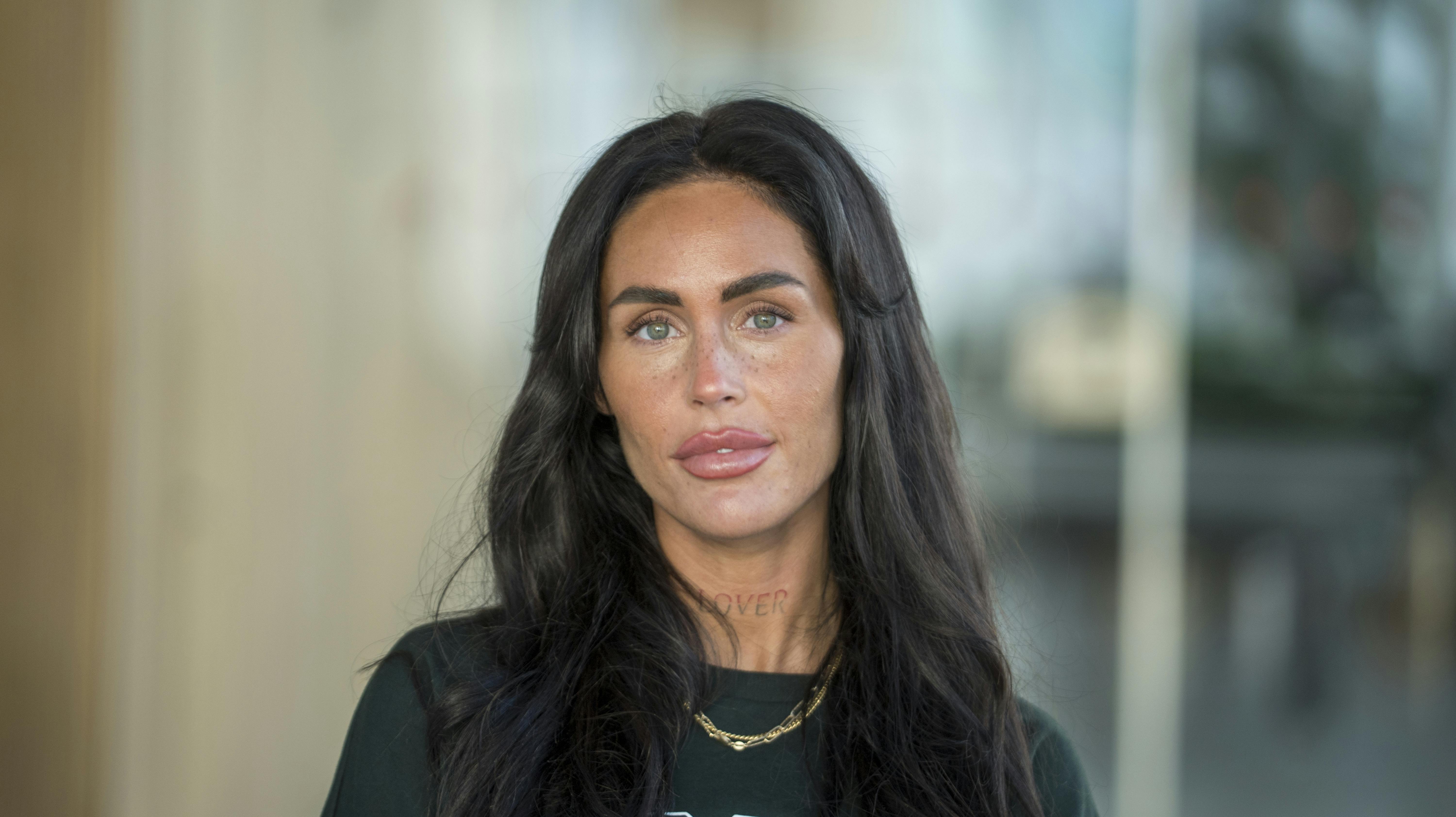 Nu tyder det på, at Anna Seneca igen er stødt ind i problemer med kærligheden.