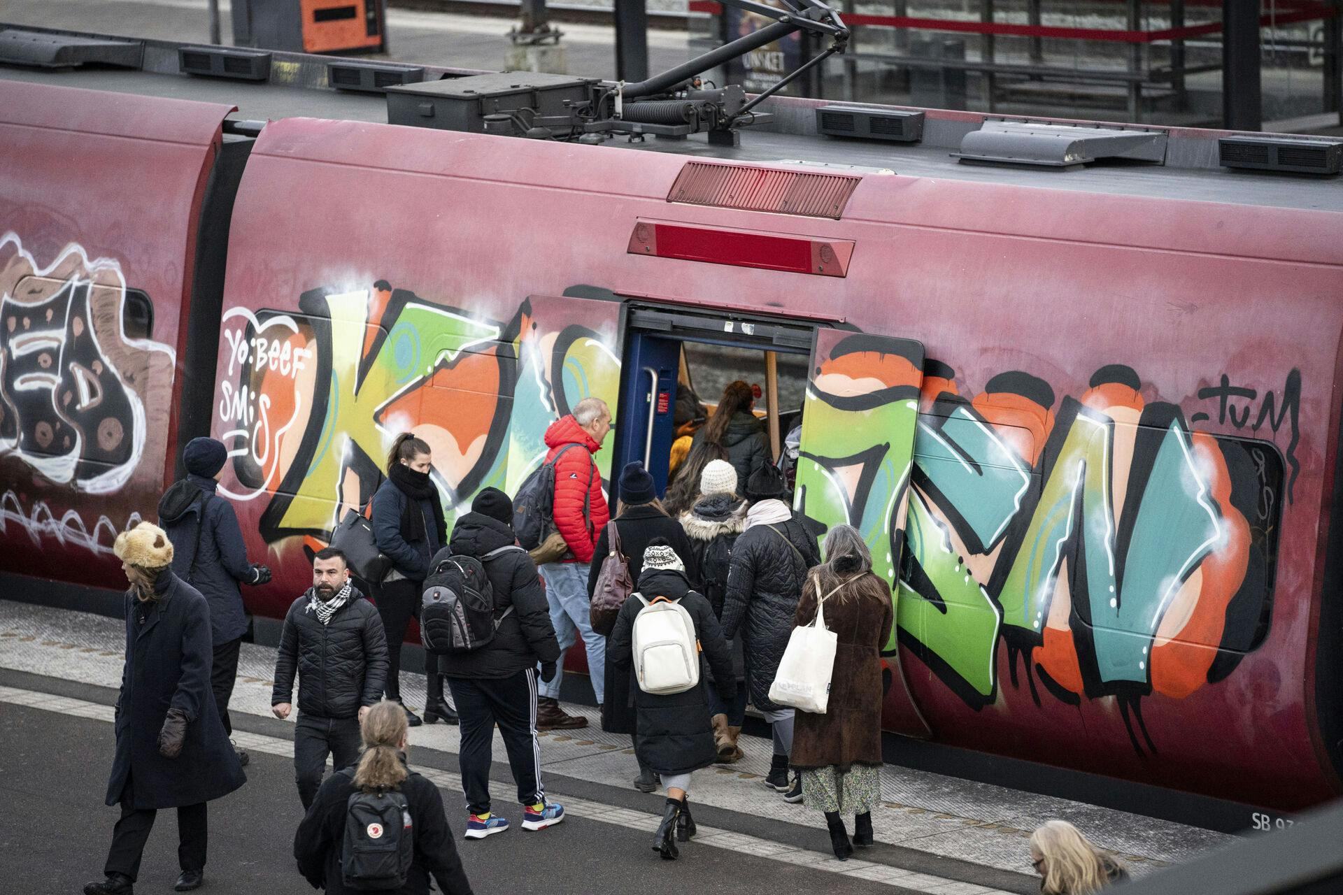 Unge mænd kastede torsdag sten efter kørende S-tog i Københavns-området