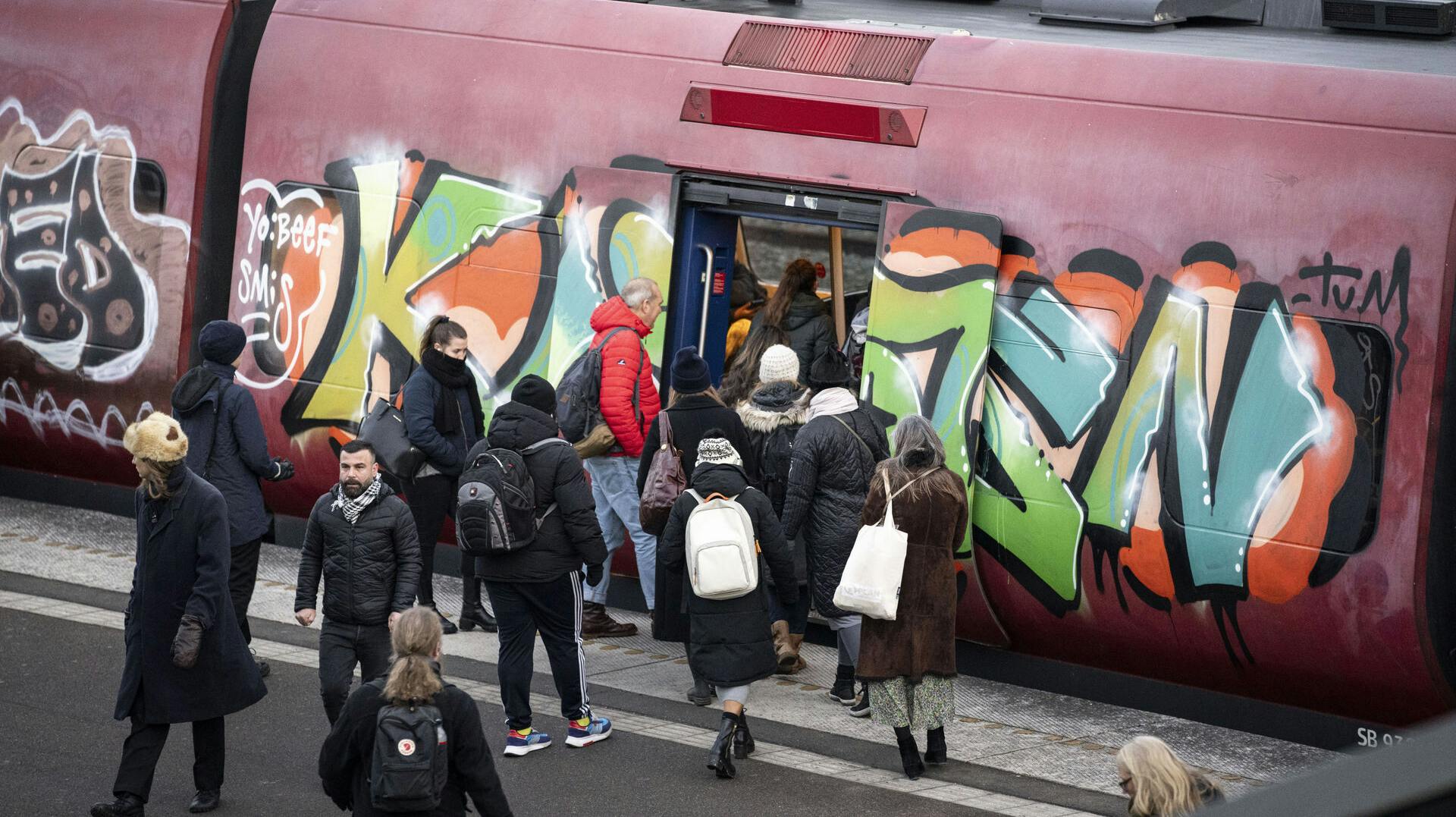Unge mænd kastede torsdag sten efter kørende S-tog i Københavns-området