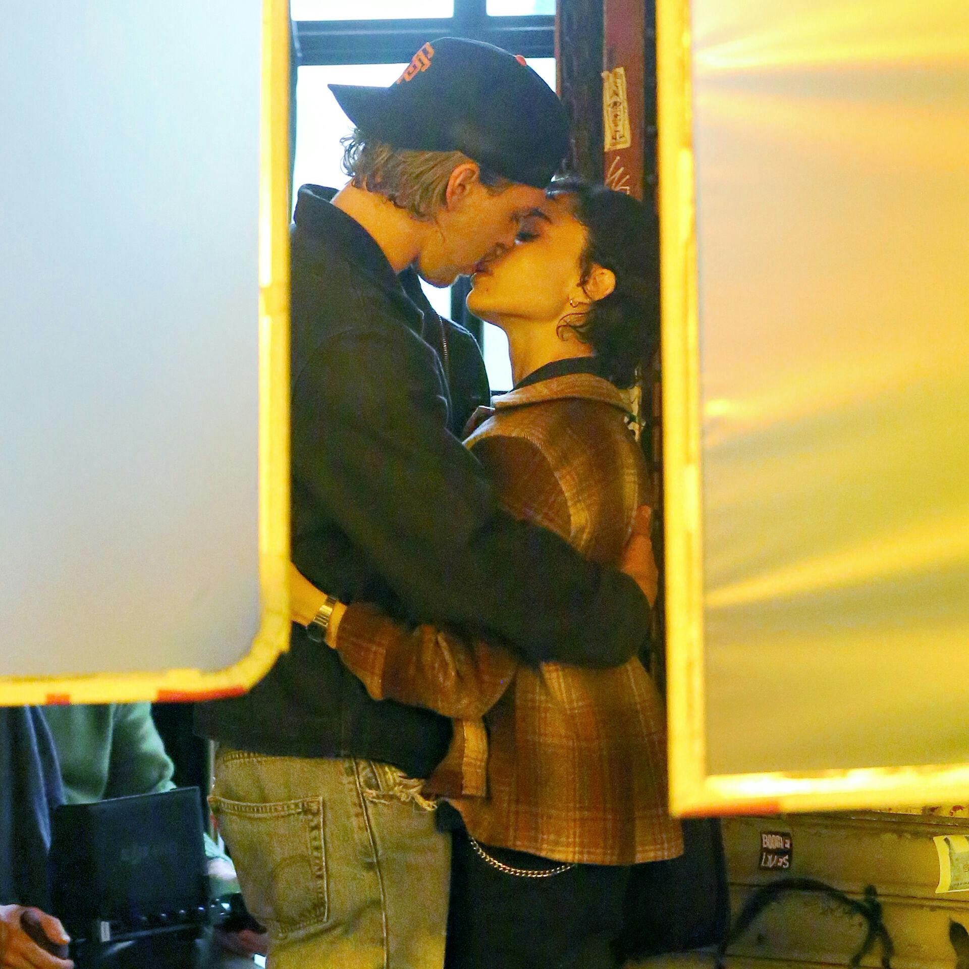 Zöe Kravitz og Austin Butler i tæt omfavnelse. 