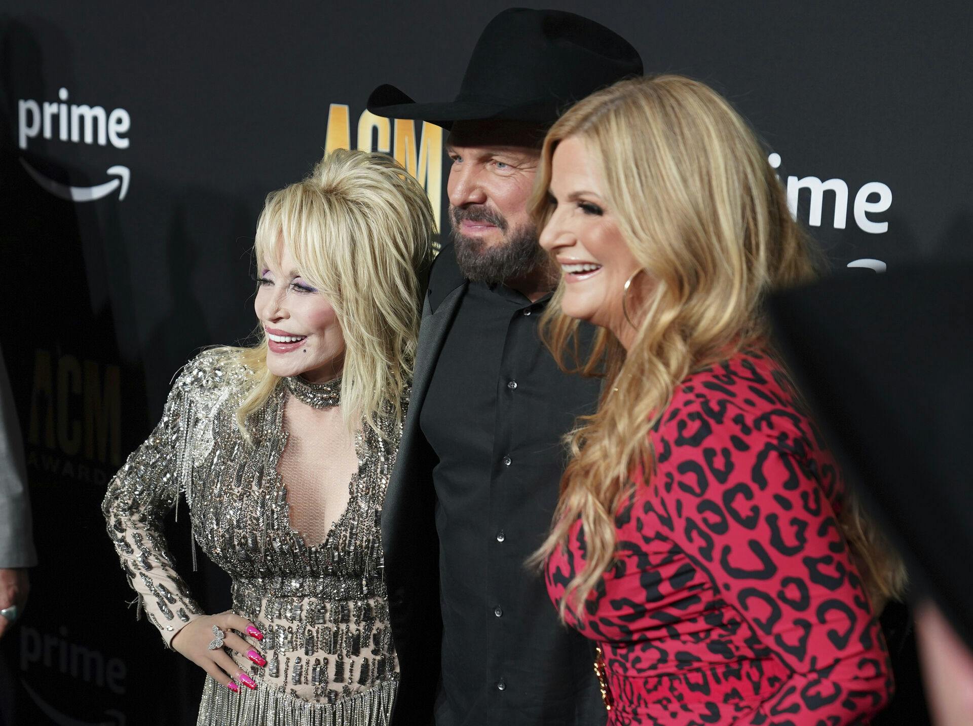 Her ses han med Dolly Parton og Trisha Yearwood.