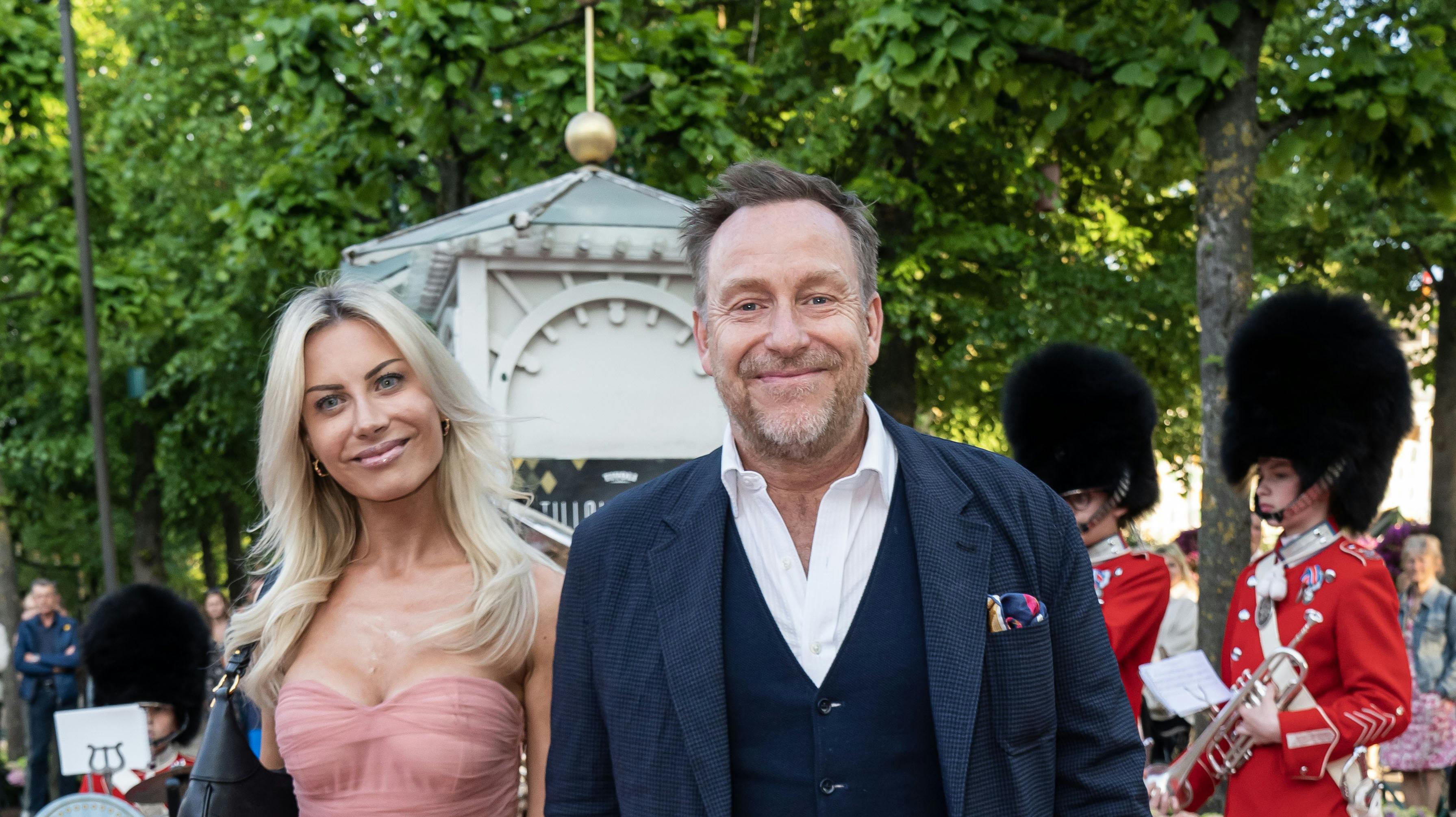 OPGAVE: Premiere på Tivolirevyen. Rød løberSTED: TivoliJOURNALIST: Luise Marie Bekker og Tanja LarsenFOTOGRAF: Hanne JuulDATO: 20230601