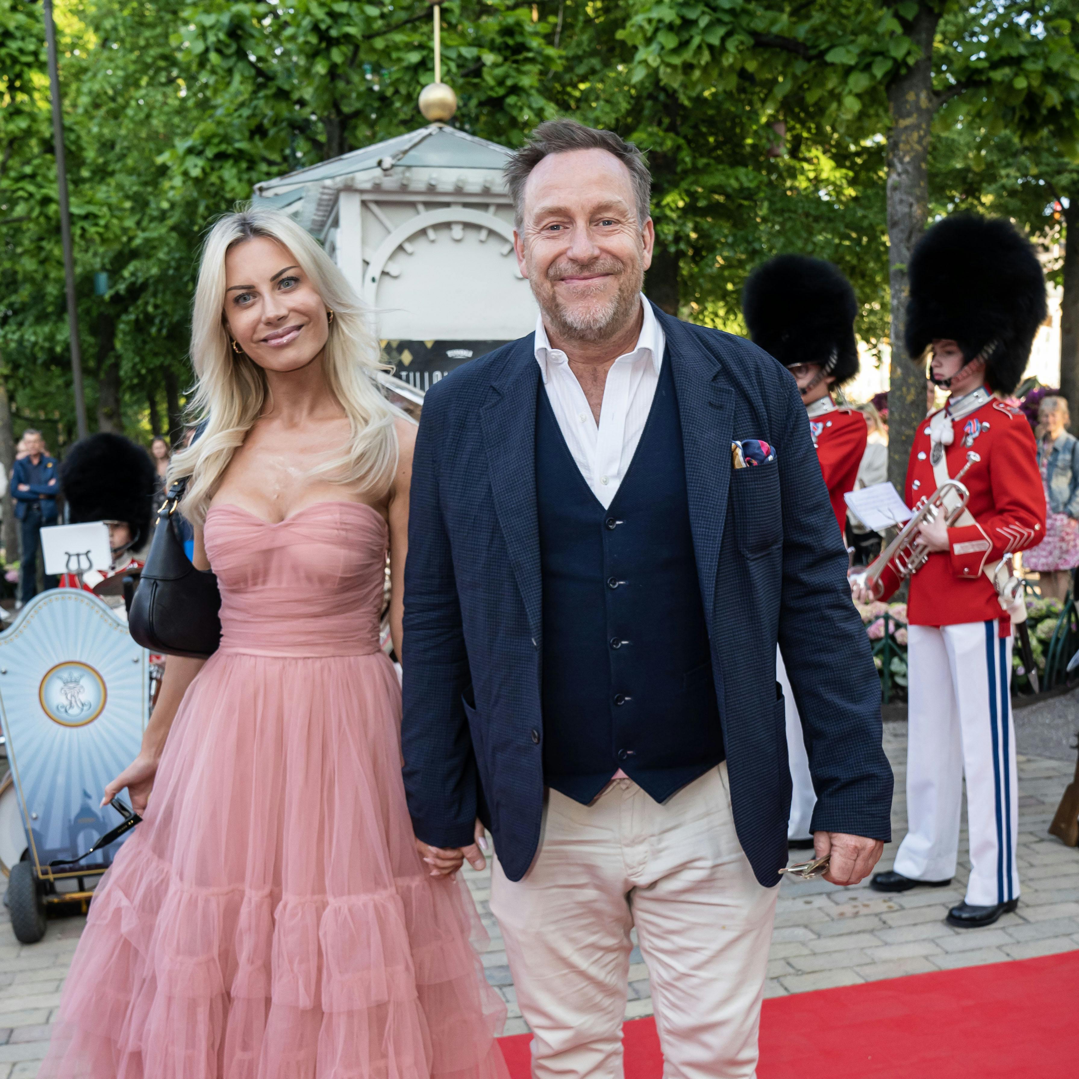 OPGAVE: Premiere på Tivolirevyen. Rød løberSTED: TivoliJOURNALIST: Luise Marie Bekker og Tanja LarsenFOTOGRAF: Hanne JuulDATO: 20230601