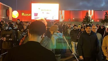 Folk på folk på folk på folk.