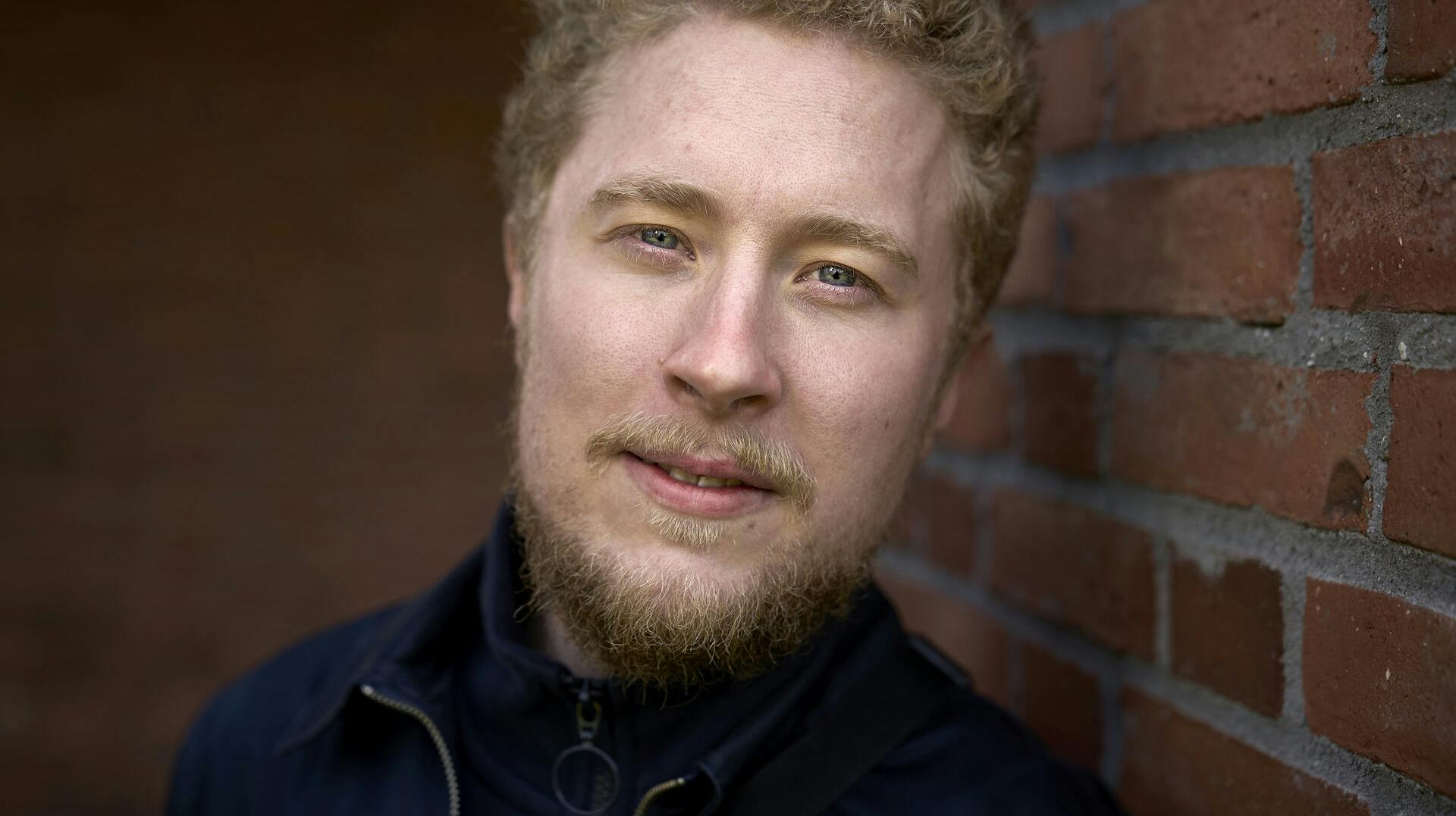 komiker Jakob Thrane er blevet far til lille Hans. Det afslører han på Instagram.