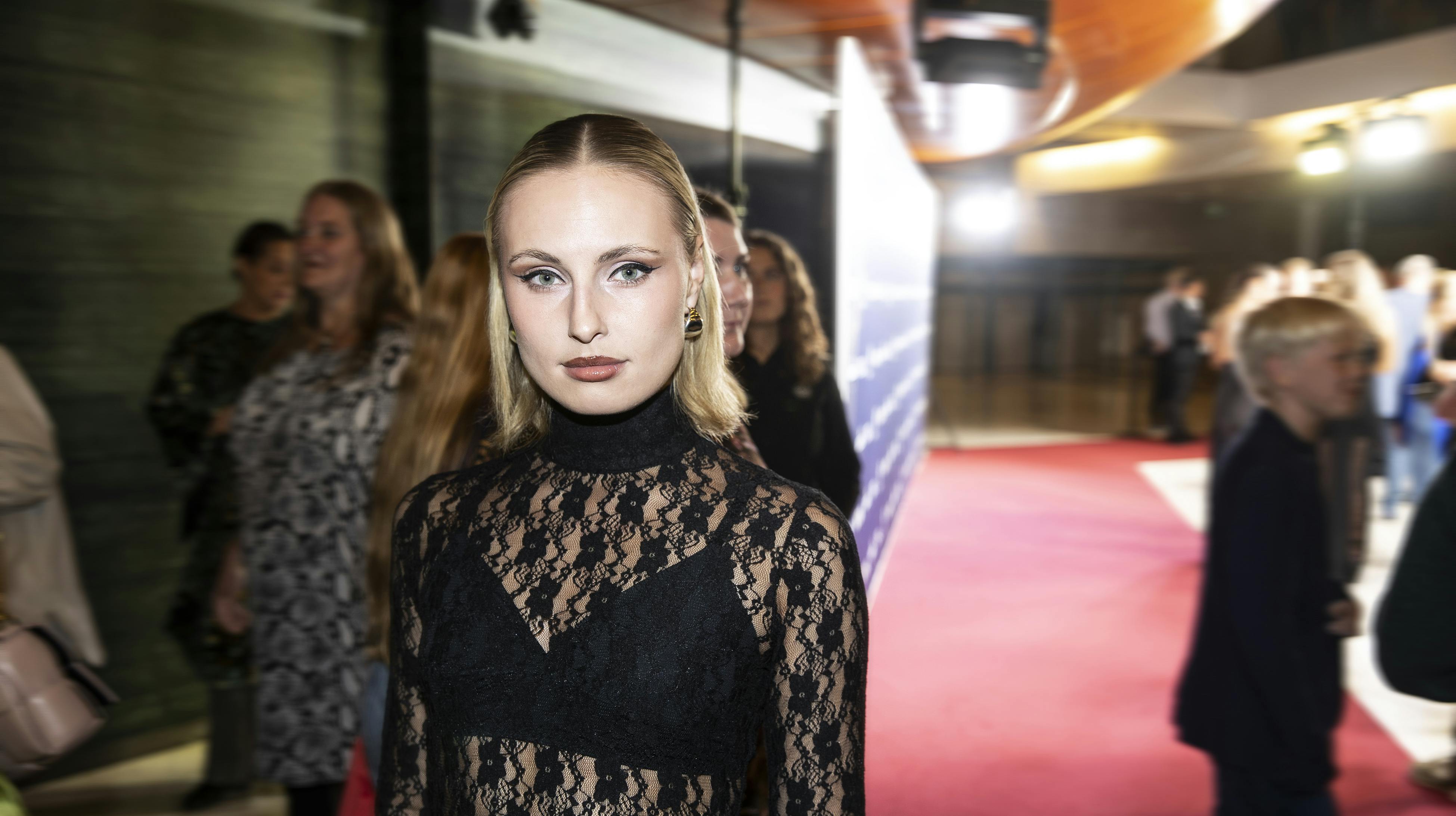 Clara Toft Simonsen, også kendt som Saint Clara, er ikke længere kærester med Chris. Parret gik faktisk fra hinanden for fire måneder siden.