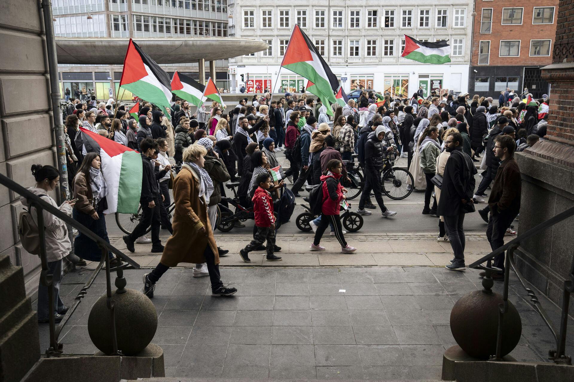 Politiet har beslaglagt en dukke til lørdagens propalæstinensiske demonstration i København. Dukken var påklistret et billede af Benjamin Netanyahus ansigt med teksten "udslet Israel".