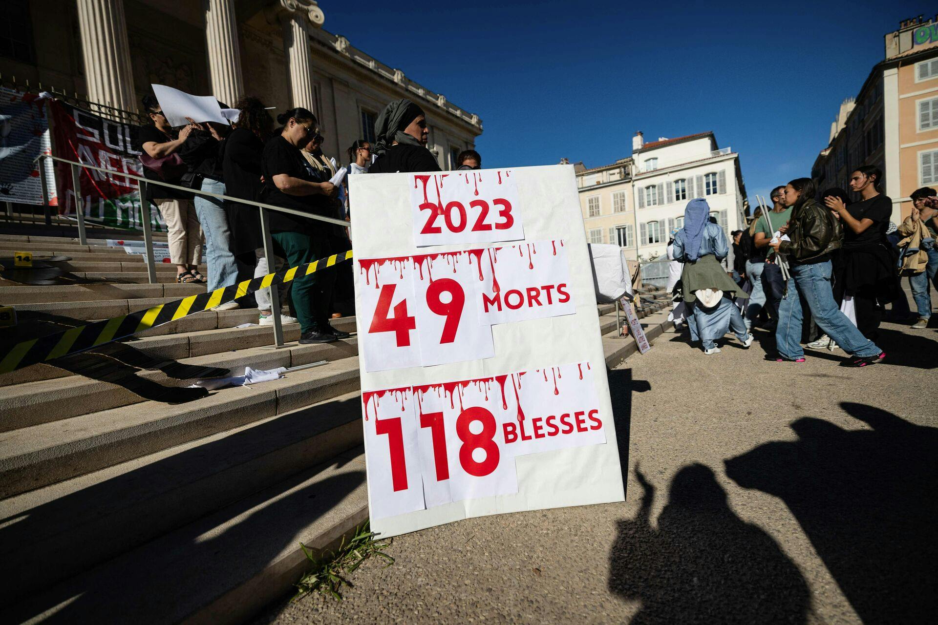 En 15-årig dreng er blevet stukket 50 gange og brændt levende i Marseille. Drengen var blevet hyret af en bande til at sætte ild til et andet bandemedlems dør, men blev opdaget i forsøget.