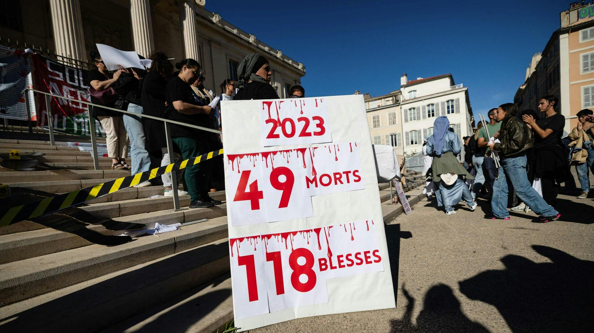 En 15-årig dreng er blevet stukket 50 gange og brændt levende i Marseille. Drengen var blevet hyret af en bande til at sætte ild til et andet bandemedlems dør, men blev opdaget i forsøget.