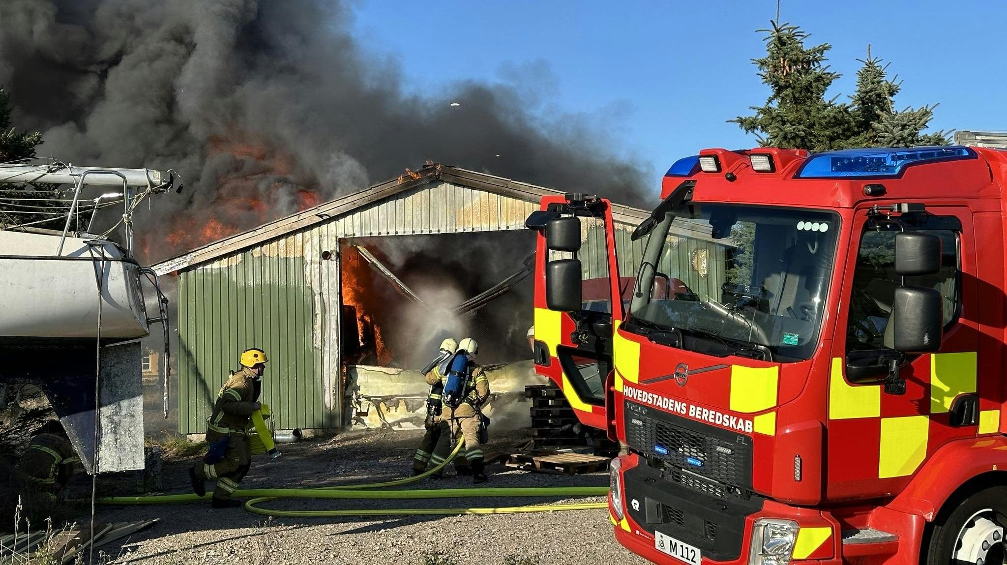 Politi og beredskab er til stede i Dragør søndag eftermiddag, hvor der er gået ild i en bygning. Røgen kan være giftig, og derfor opfordrer politiet folk i området til at søge væk.