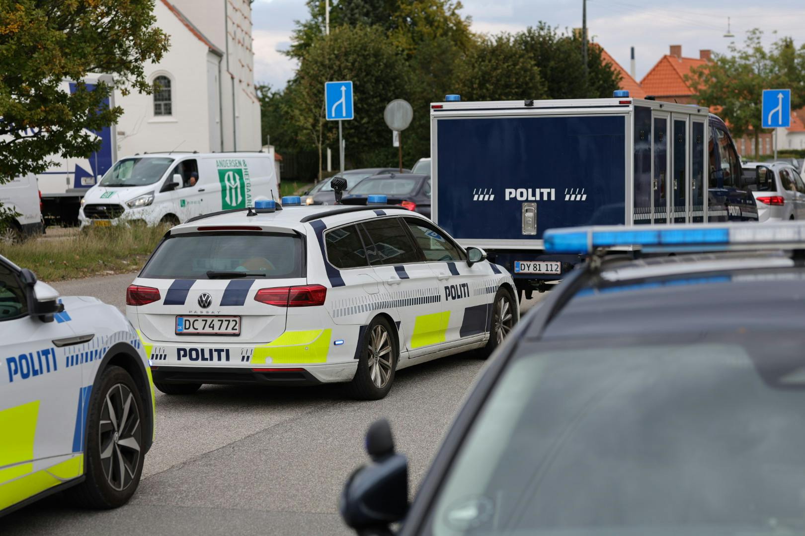 Politiet var mandag formiddag til stede på Hillerødgade i Københavns Nordvestkvarter, hvor en kvinde er blevet stukket med kniv.