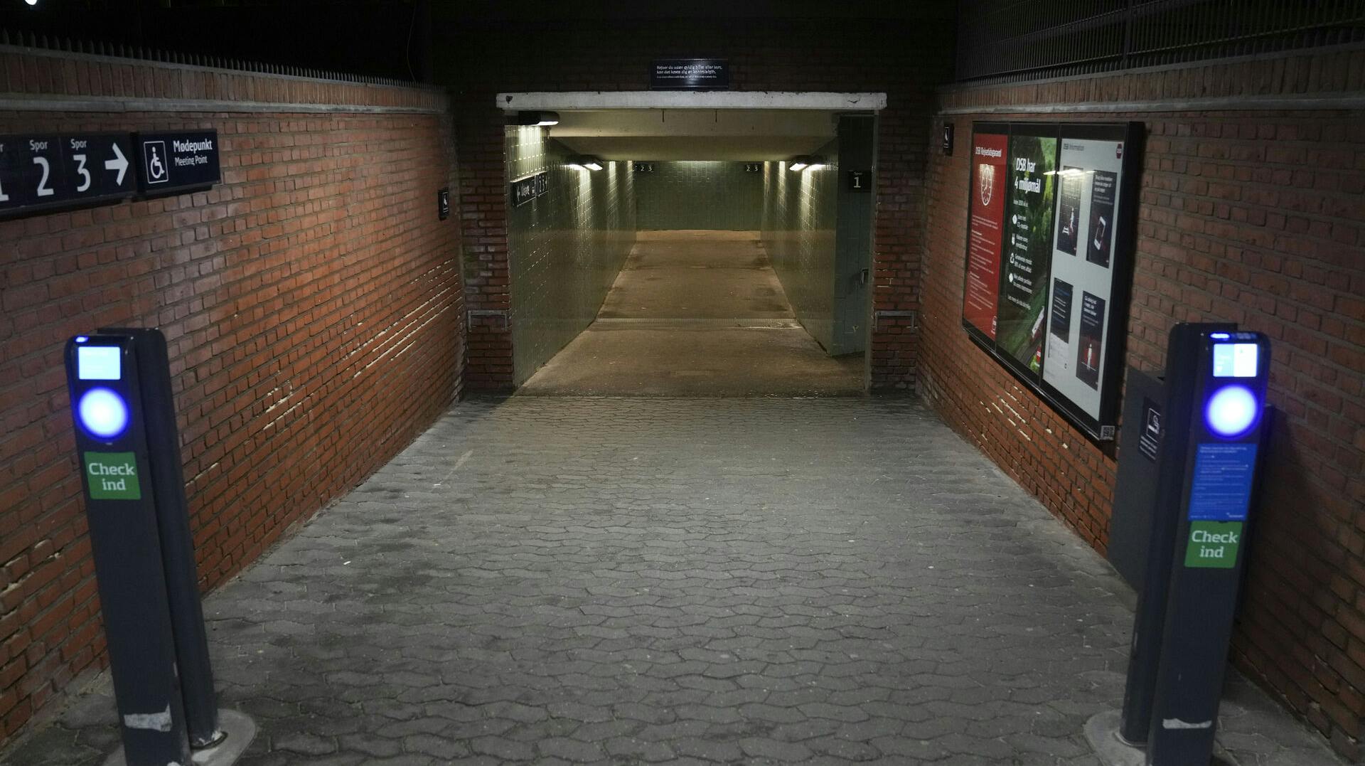 I Rødekro i Sønderjylland har der været flere episoder, hvor børn er løbet over togskinnerne i en farlig leg.