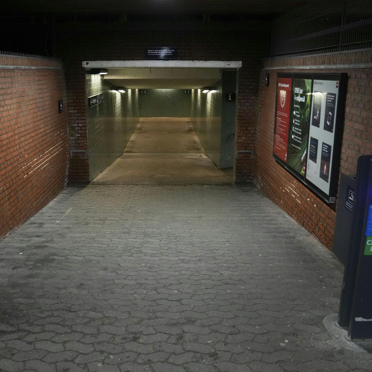 I Rødekro i Sønderjylland har der været flere episoder, hvor børn er løbet over togskinnerne i en farlig leg.