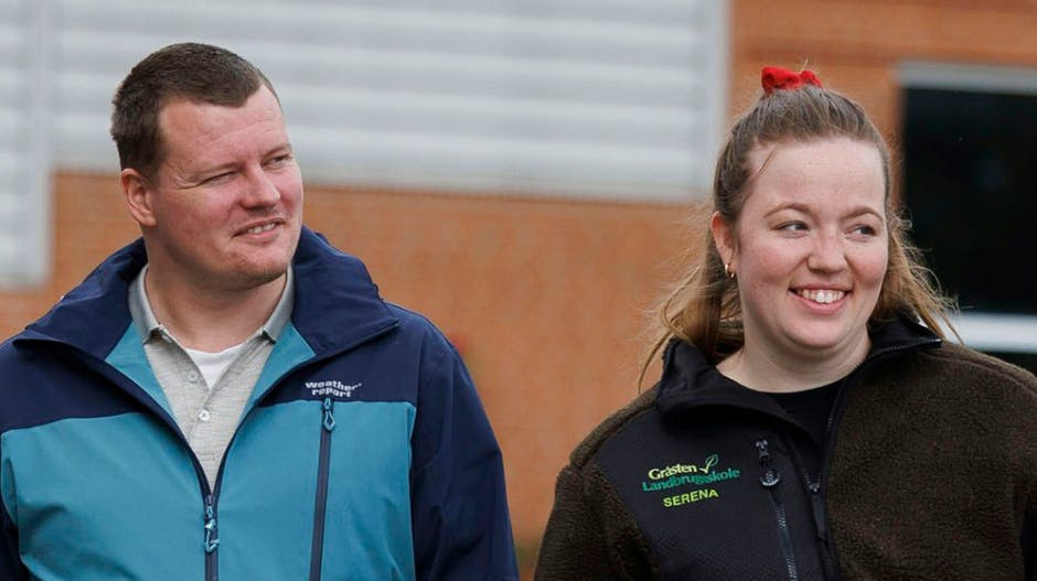 Da Peter flytter ind på gården, er det tydeligt for ham, at Serena ikke har tænkt sig at skele meget hans vej.