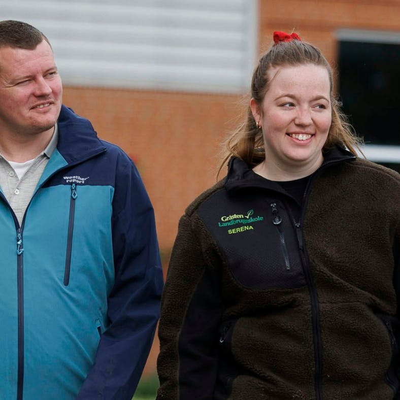 Da Peter flytter ind på gården, er det tydeligt for ham, at Serena ikke har tænkt sig at skele meget hans vej.