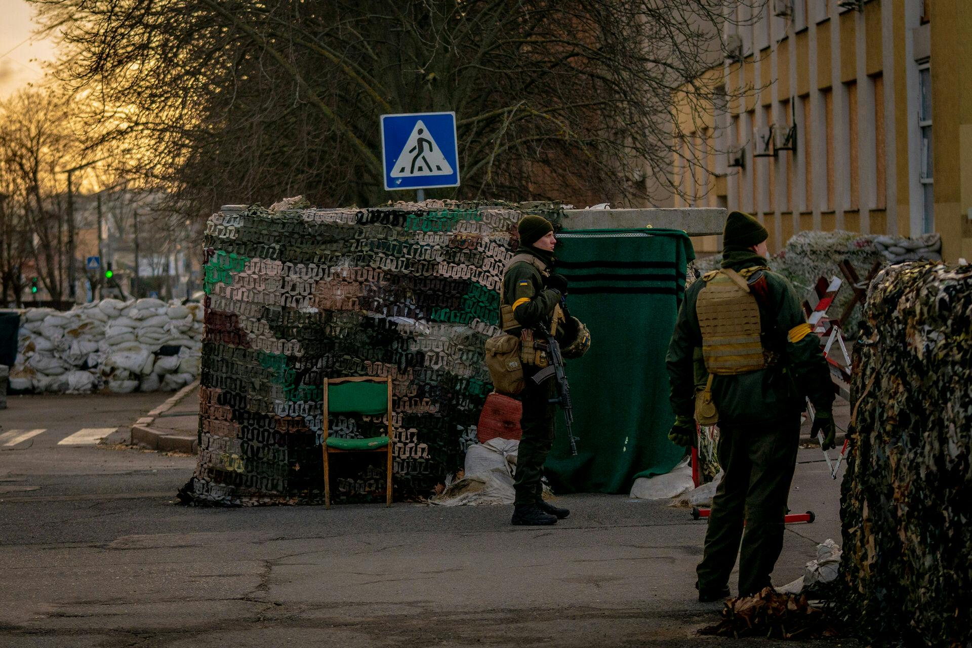 En dansk mand, som selv siger, at han flere gange har været i Ukraine for at kæmpe, er nu blevet tiltalt for at fuske folk på blandt andet Den Blå Avis.